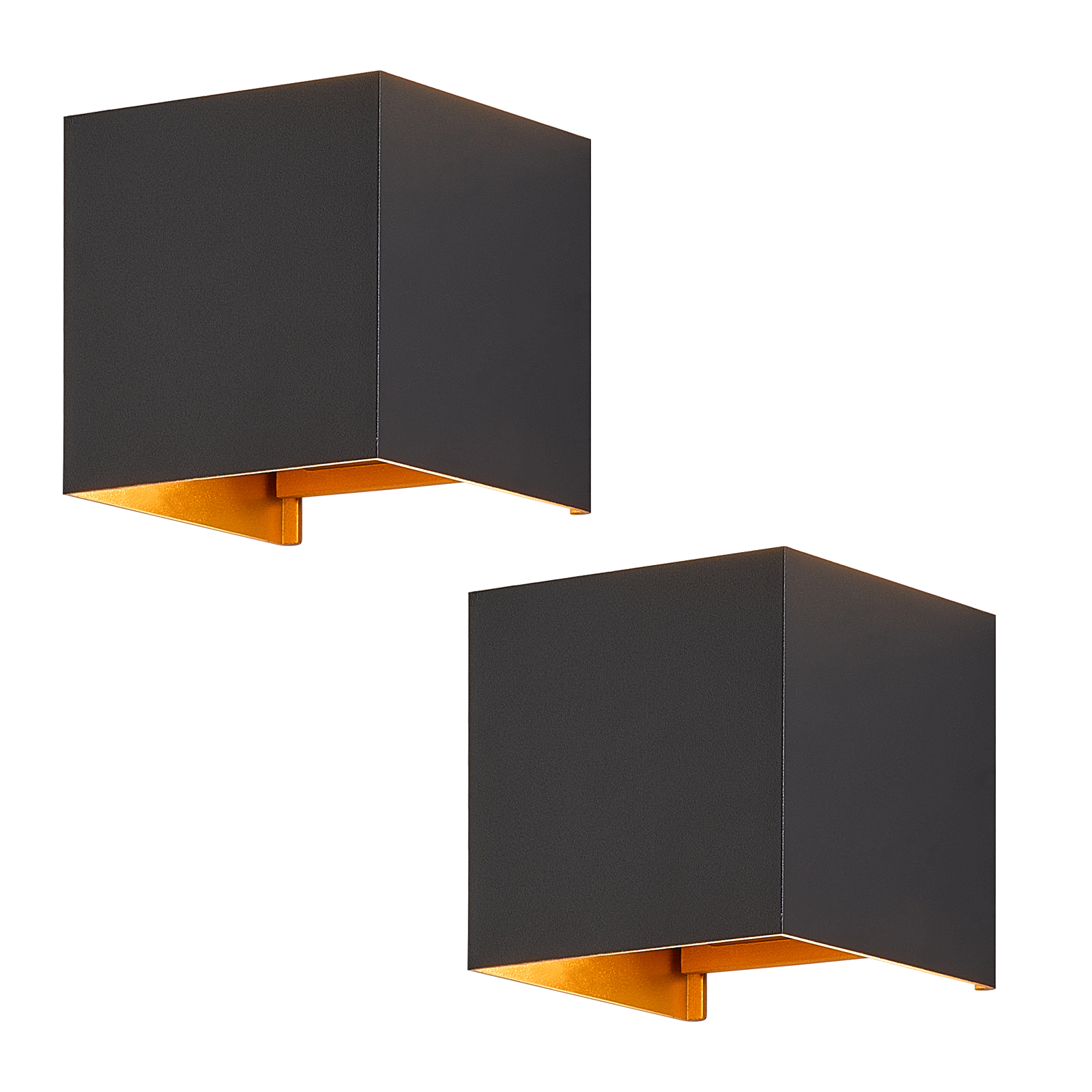 Dwie czarne lampy ścienne ze złotym wnętrzem. Mają kształt kostki i białe tło.