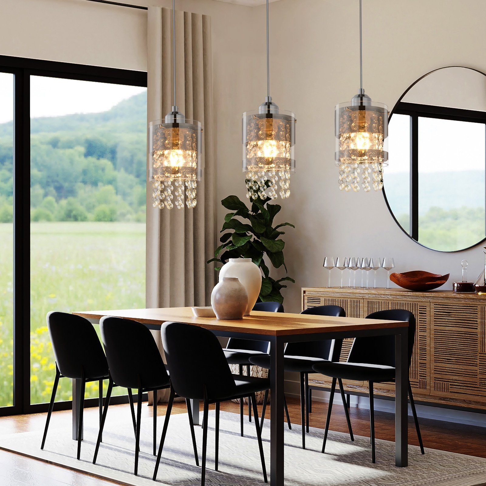 Jadalnia ze stołem z drewna, czarnymi krzesłami, trzema lampami wiszącymi i lustrem. Neutralne odcienie.