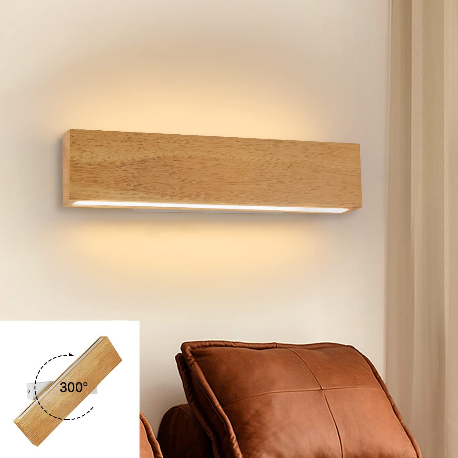 Drewniana prostokątna lampa ścienna ze światłem. Brązowa skórzana sofa w tle.