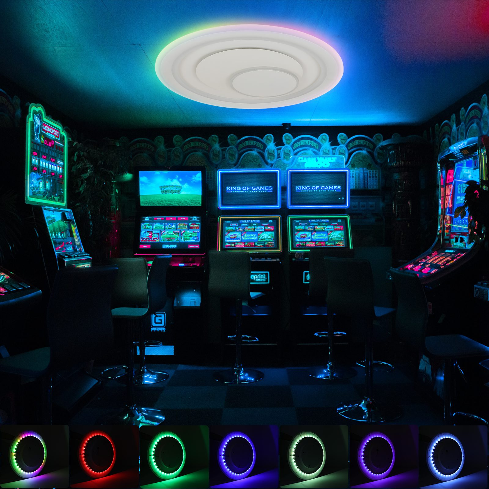 Ciemny pokój z wieloma automatami do gier, neonowym znakiem i kolorowym oświetleniem sufitowym.