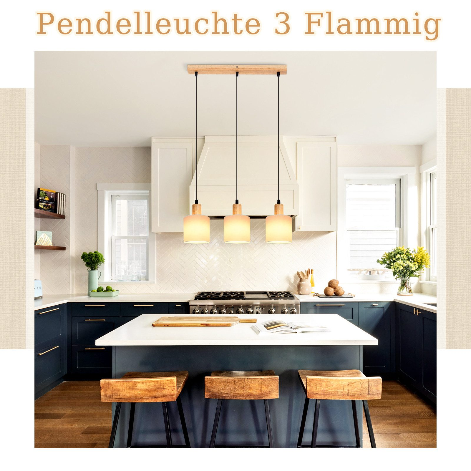 Kuchnia z trzylampową lampą wiszącą. Kuchnia ma białą wyspę i ciemnoniebieskie szafki.