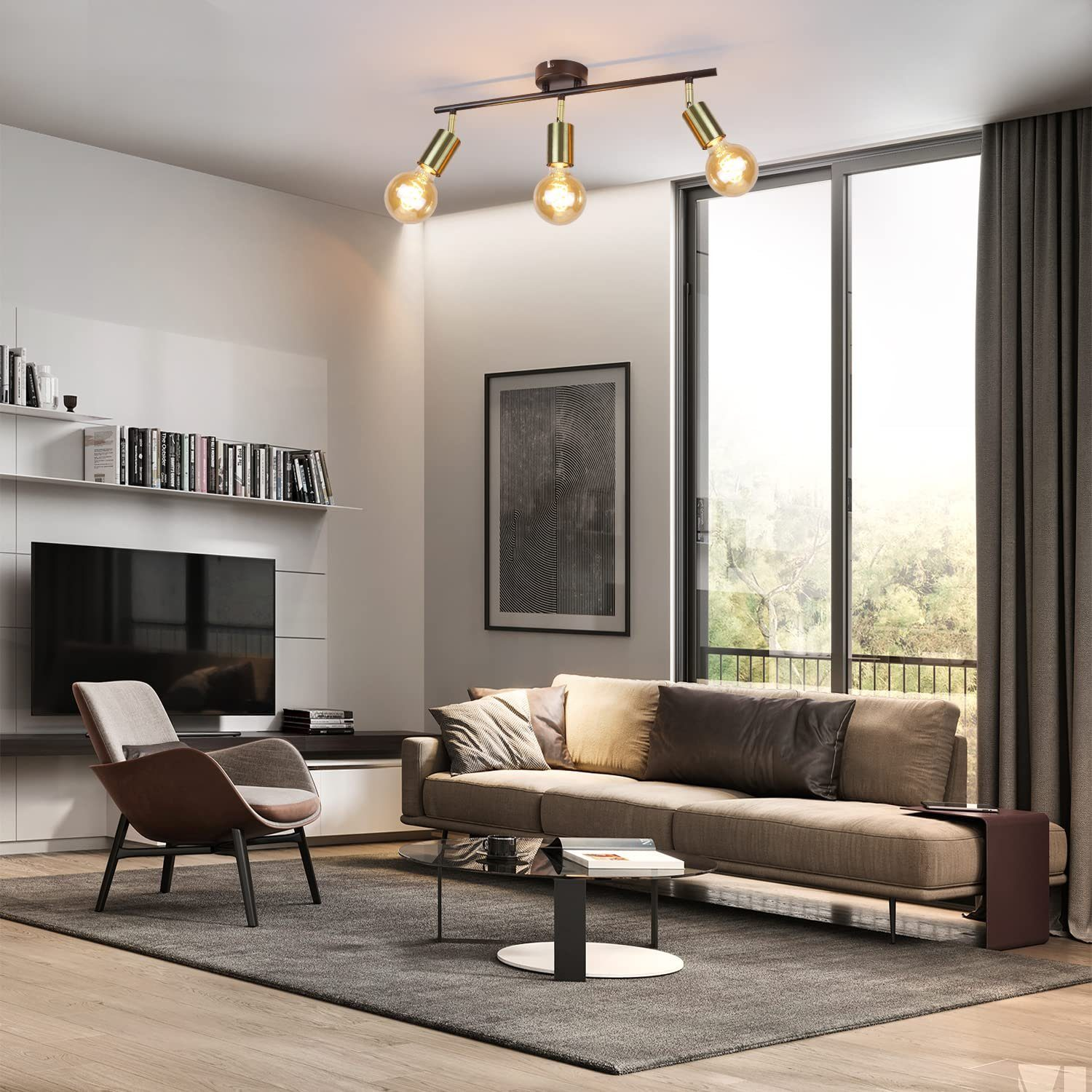 Salon z sofą, krzesłem i dziełem sztuki. Lampa sufitowa i okno z widokiem na zewnątrz.