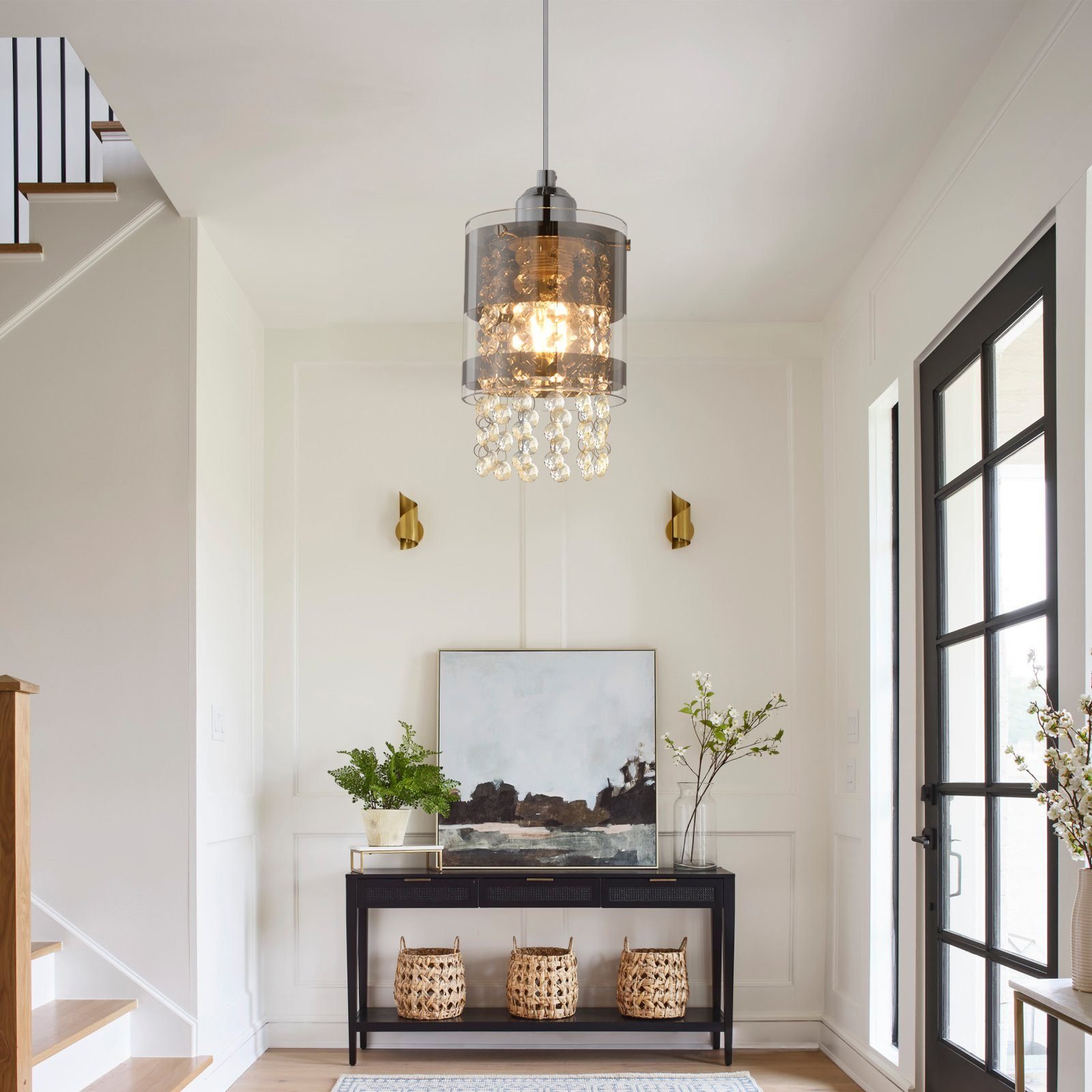 Korytarz z żyrandolem. Jest konsola z dekoracją.