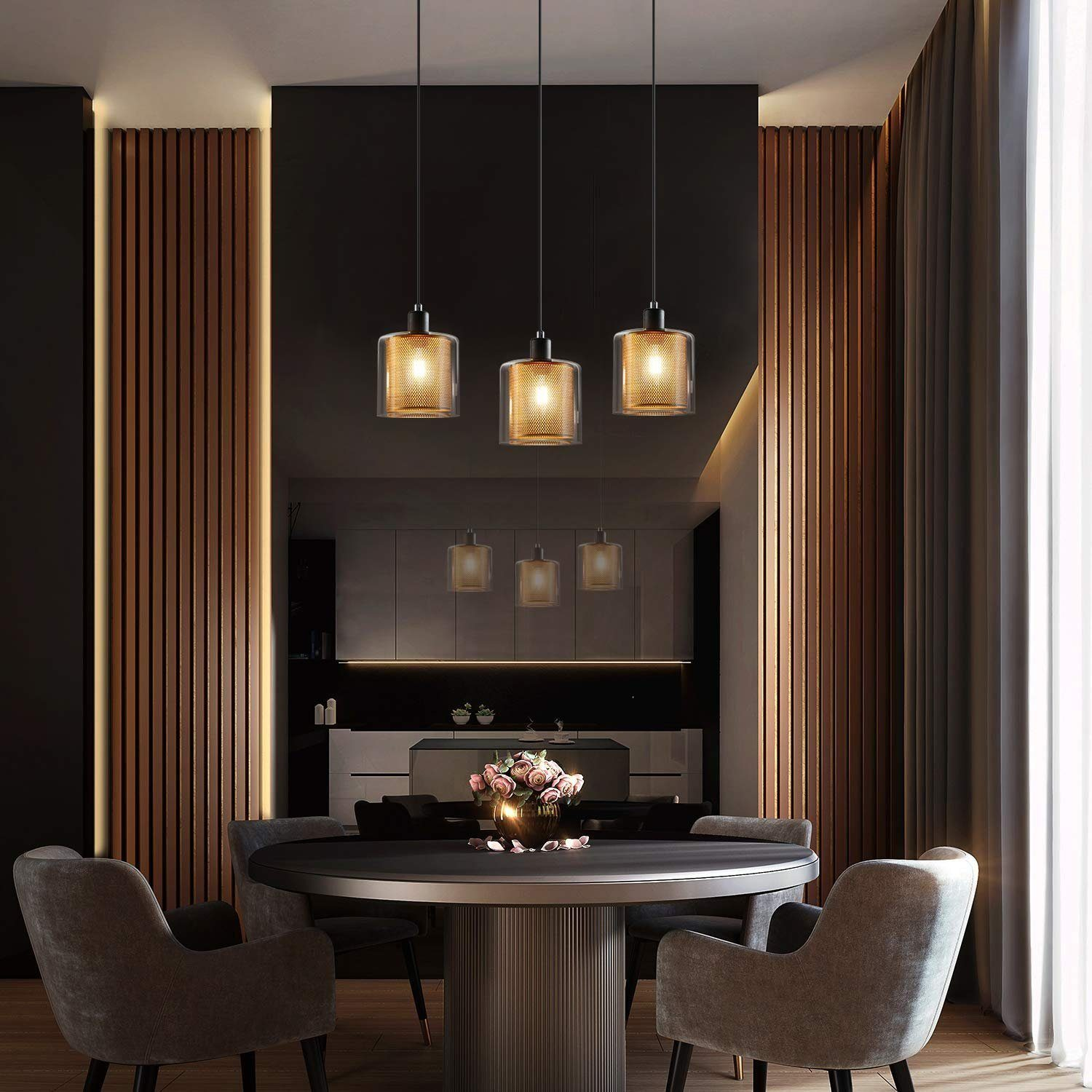 Trzy lampy wiszące oświetlają jadalnię z ciemnym motywem, ze stołem okrągłym.