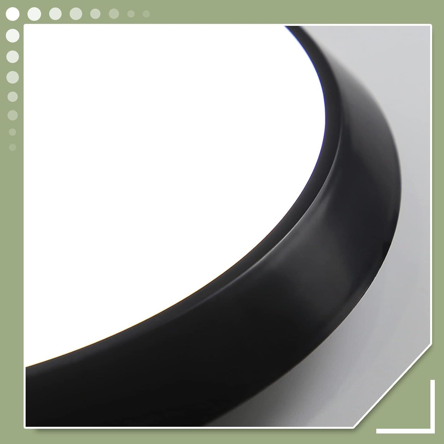 Vista ravvicinata di un apparecchio di illuminazione circolare nero su sfondo bianco.