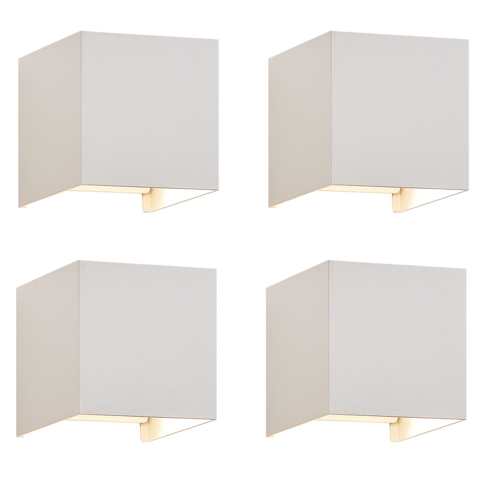 Cztery białe lampy ścienne w kształcie kostki ze źródłem światła, na białym tle.