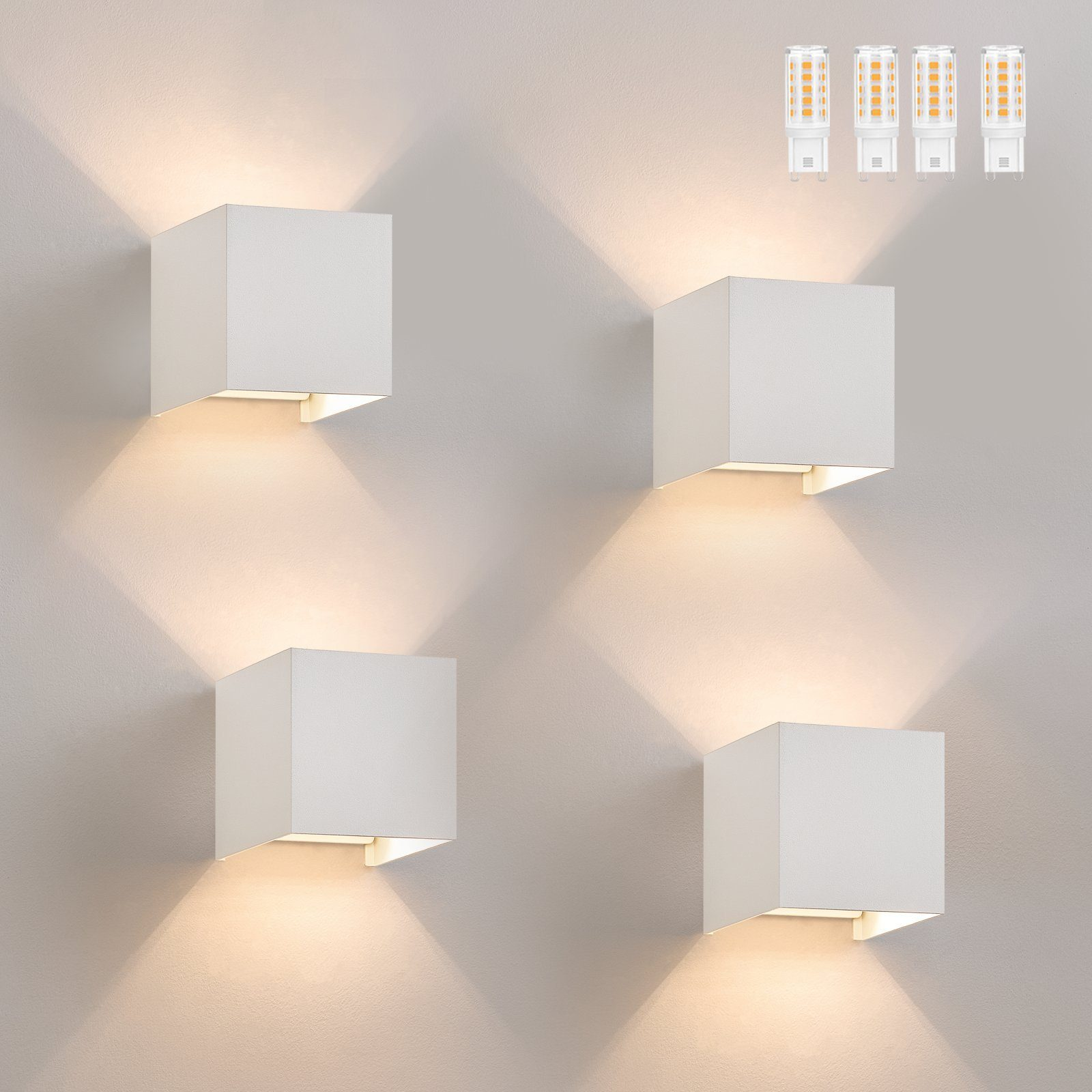 Białe, sześcienne lampy ścienne. Cztery lampy w rzędzie i rząd żarówek.