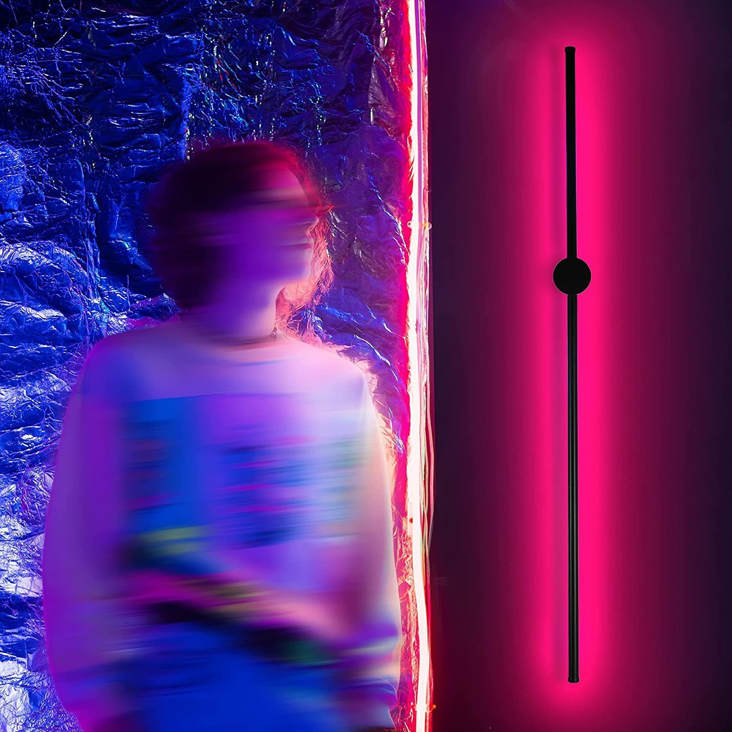 Rozmyta osoba stojąca obok neonowej różowo-niebieskiej oprawy oświetleniowej na ścianie.