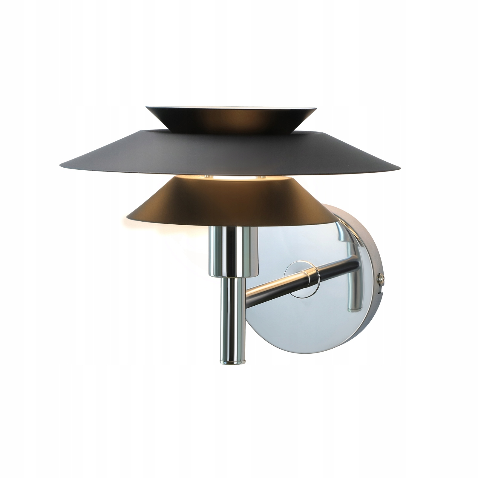 Czarna lampa ścienna ze srebrnym ramieniem, trójwarstwowym kloszem, białe tło.