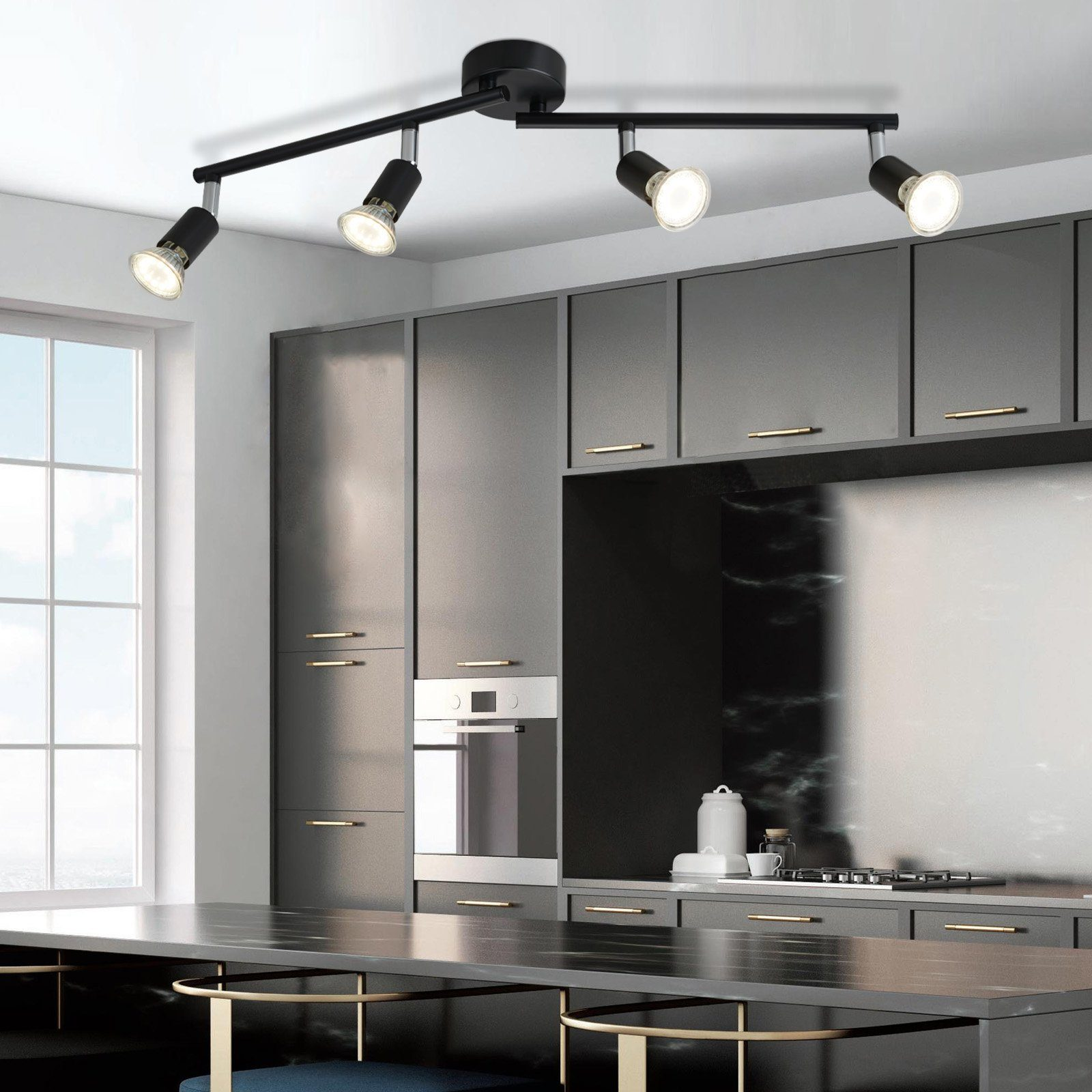 Kuchnia z czarnymi szafkami, białym sufitem i czteropunktowym oświetleniem szynowym.