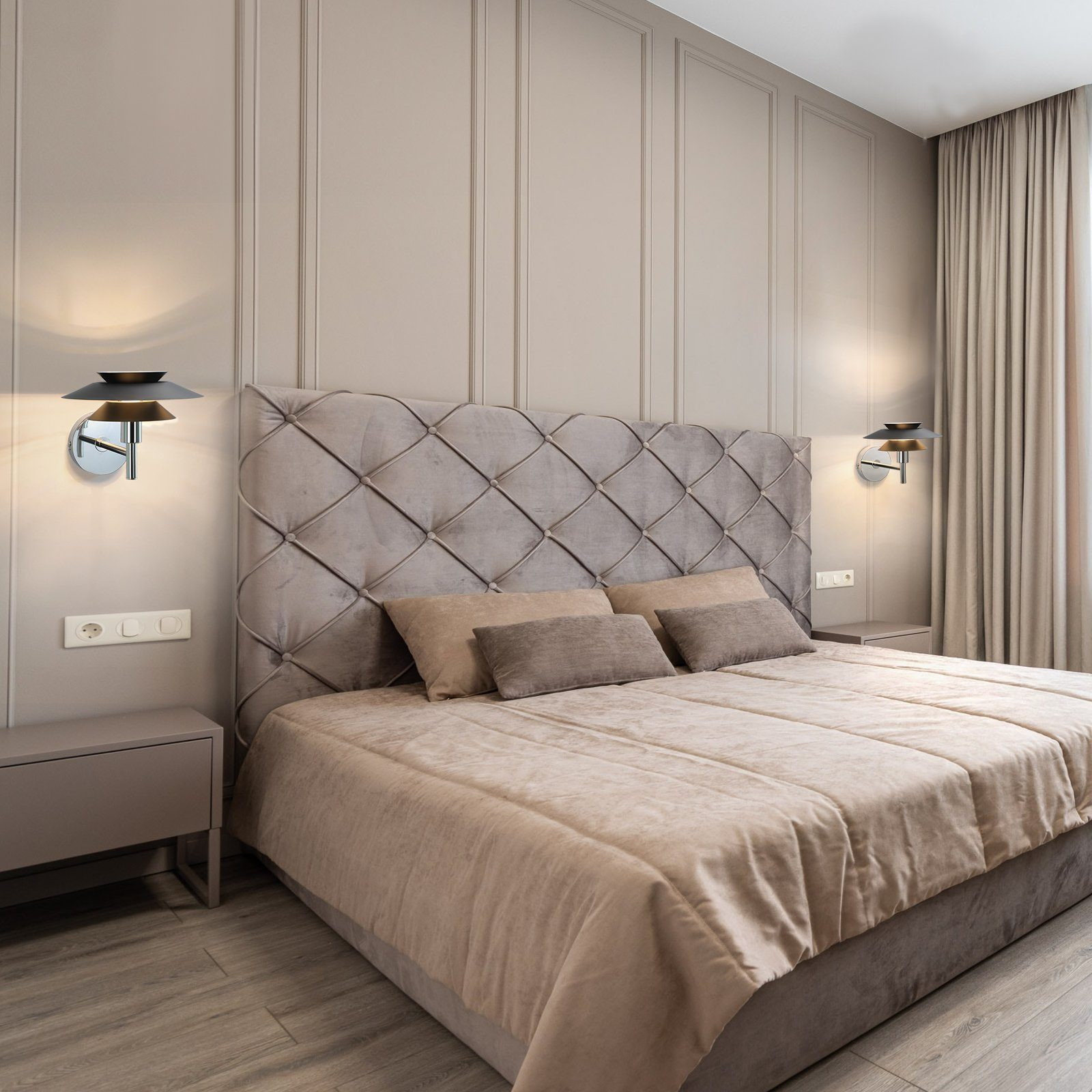 Sypialnia z lampami ściennymi nad łóżkiem. Beżowy schemat kolorów. Drewniana podłoga.