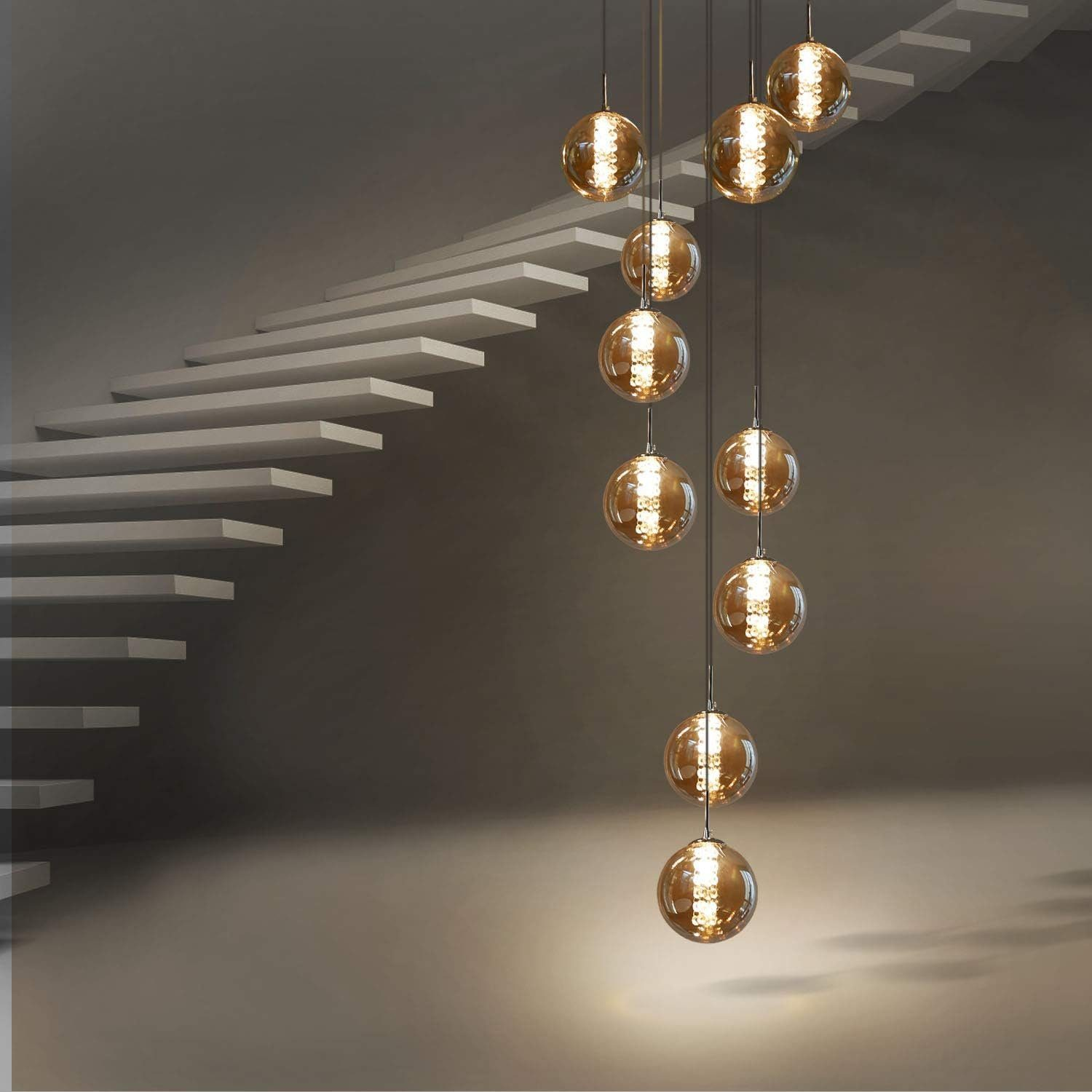Schody z żyrandolem z wiszących szklanych kul.