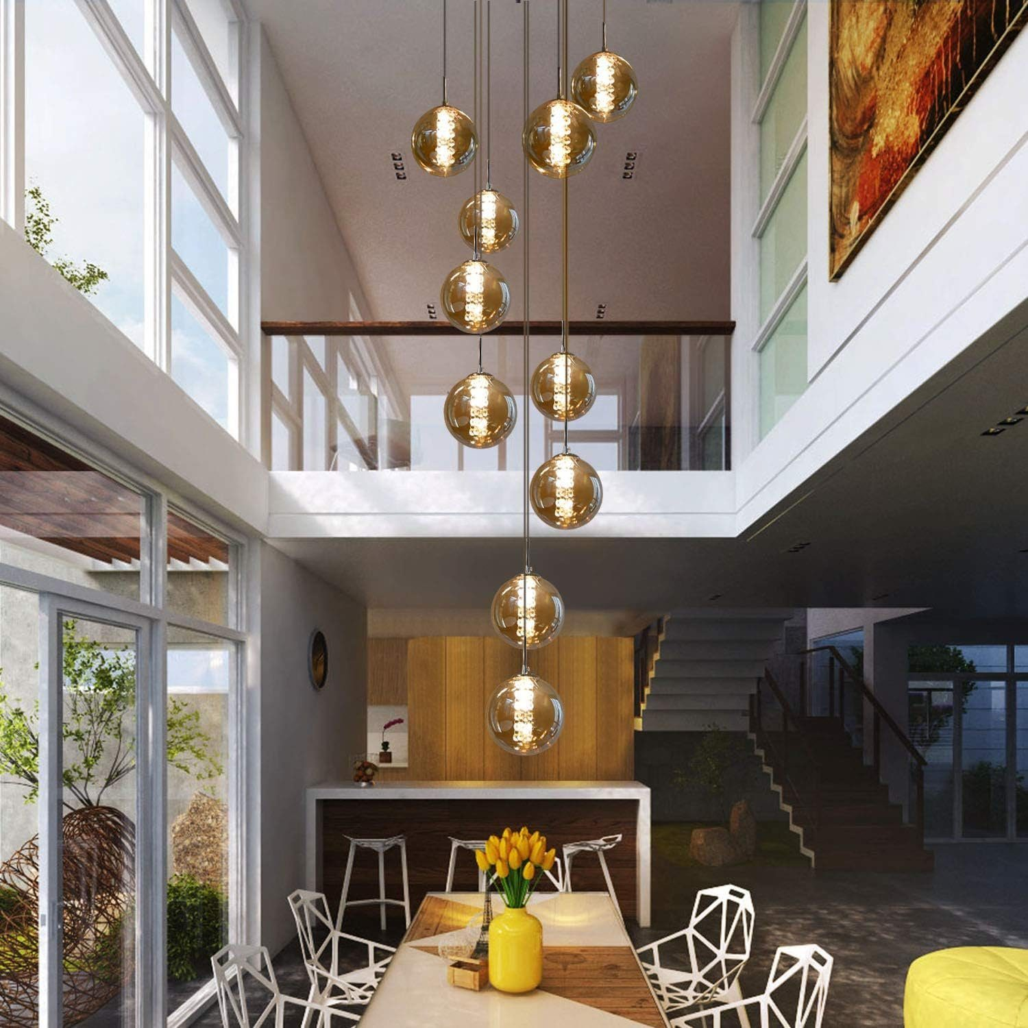 Wnętrze z wysokimi oknami, żyrandolem i stołem jadalnym. Widok z góry.