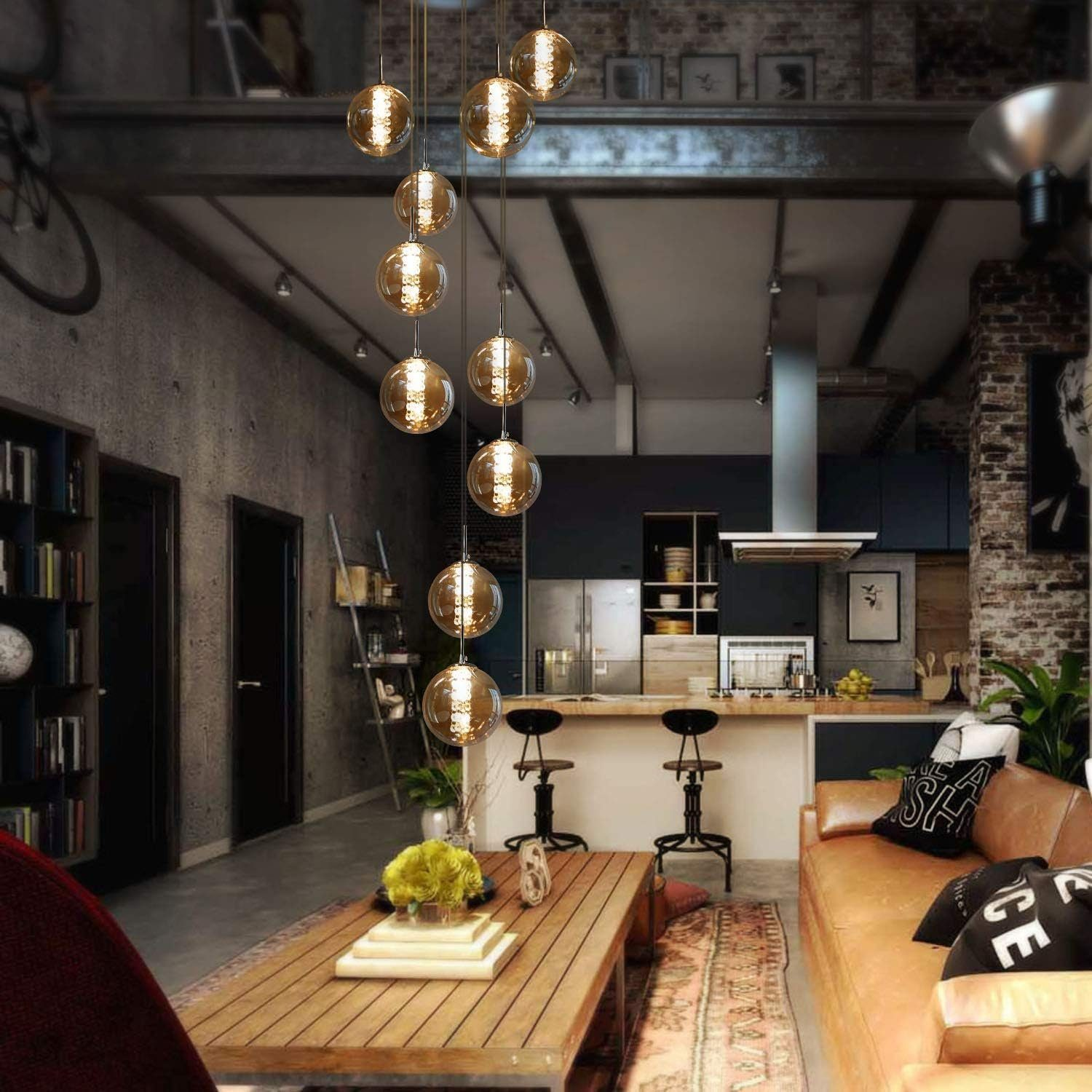 Wnętrze w stylu loft. Wiszące lampy i drewniany stół z dekoracjami.