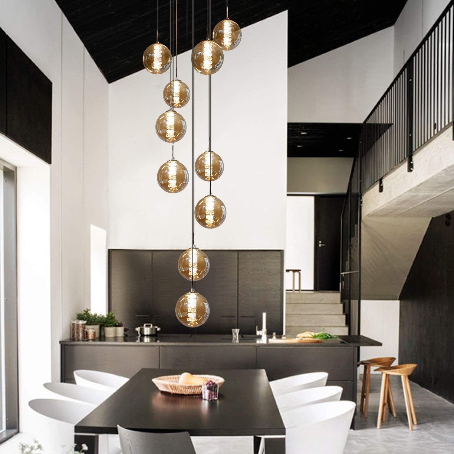 Nowoczesna jadalnia z czarnym stołem, krzesłami i żyrandolem z kulistych szklanych świateł.