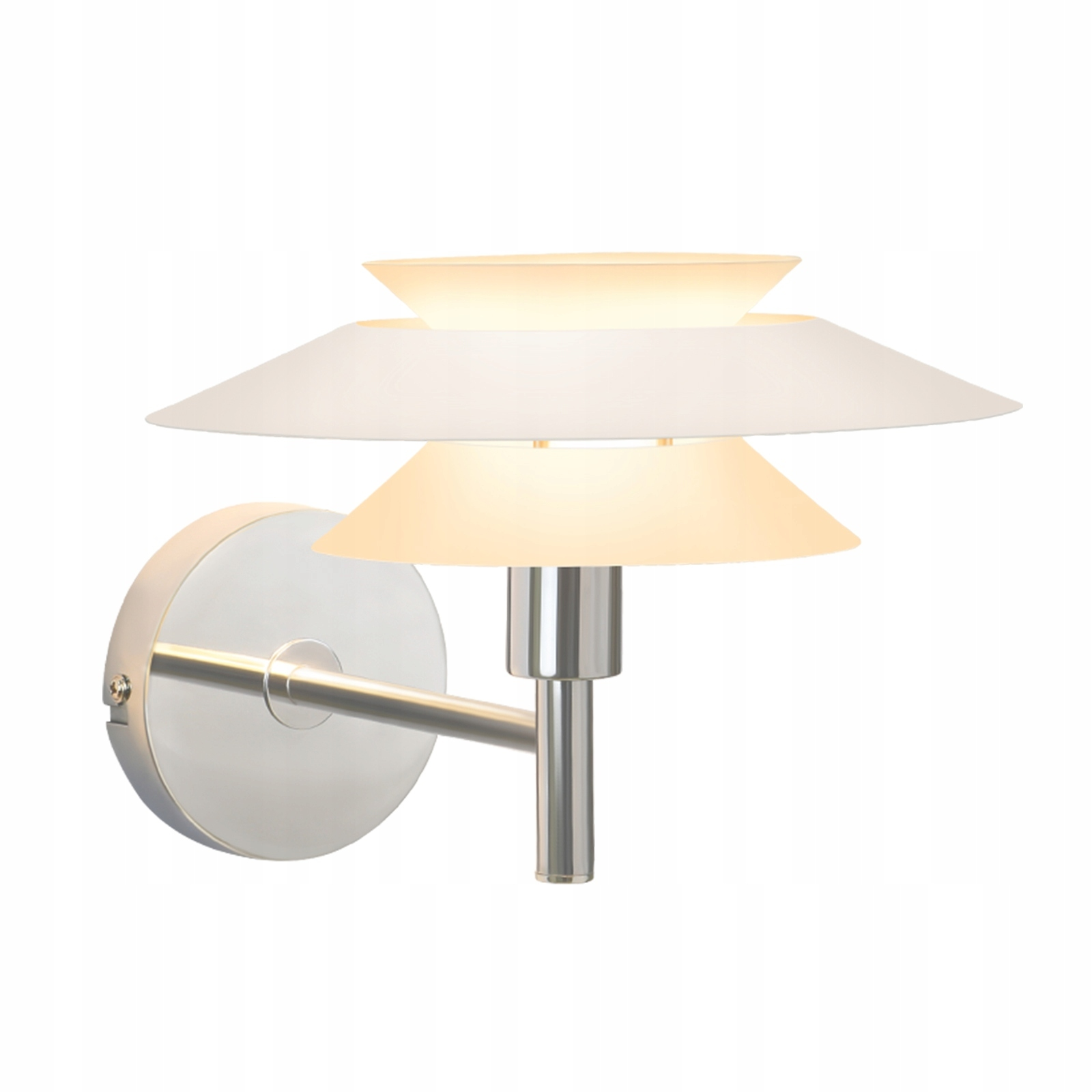 Biały kinkiet z trójwarstwowym kloszem, zamontowany na srebrnej płycie.