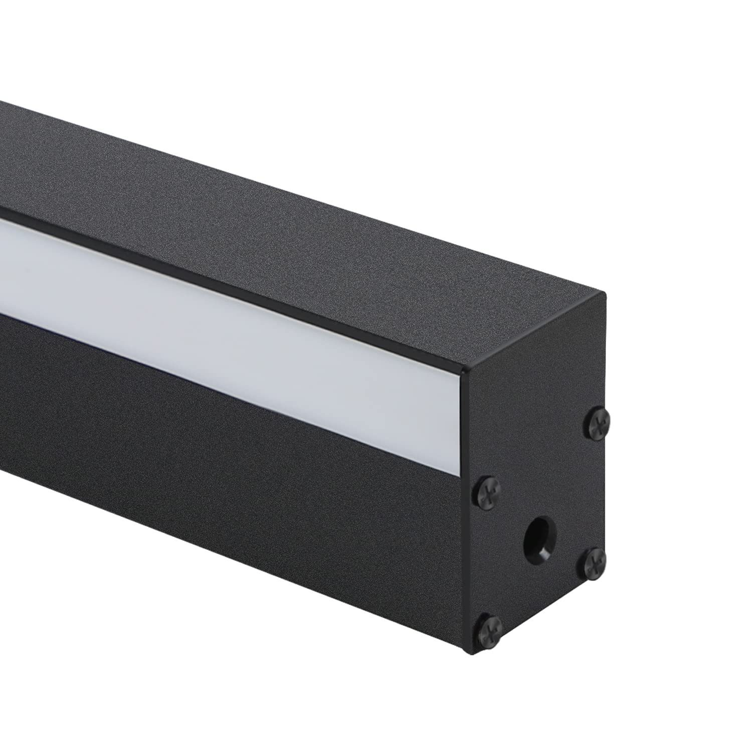 Czarna oprawa oświetleniowa LED, prostokątna z białym paskiem świetlnym. Widoczne cztery śruby.