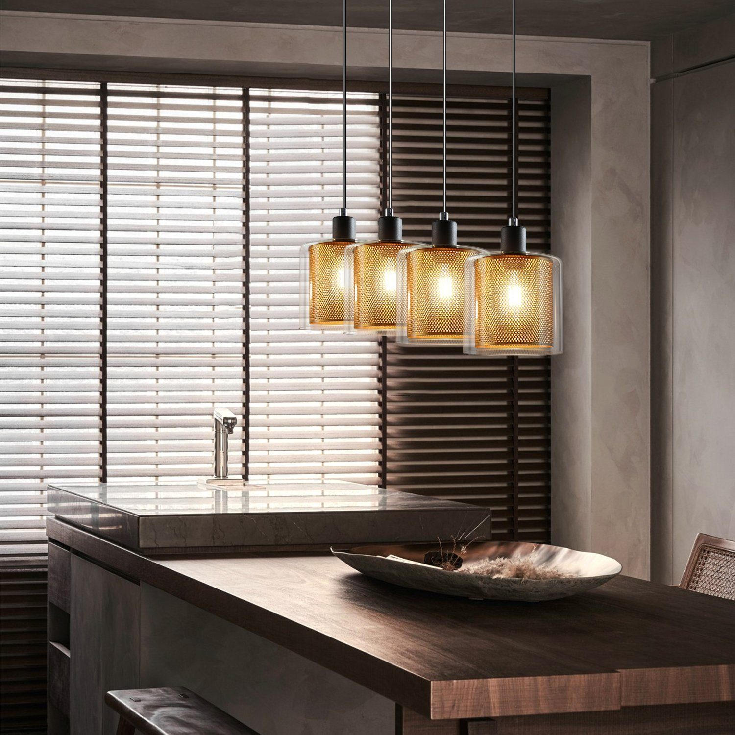 Trzy lampy wiszące nad wyspą kuchenną, ze stołem z drewna i oknem.