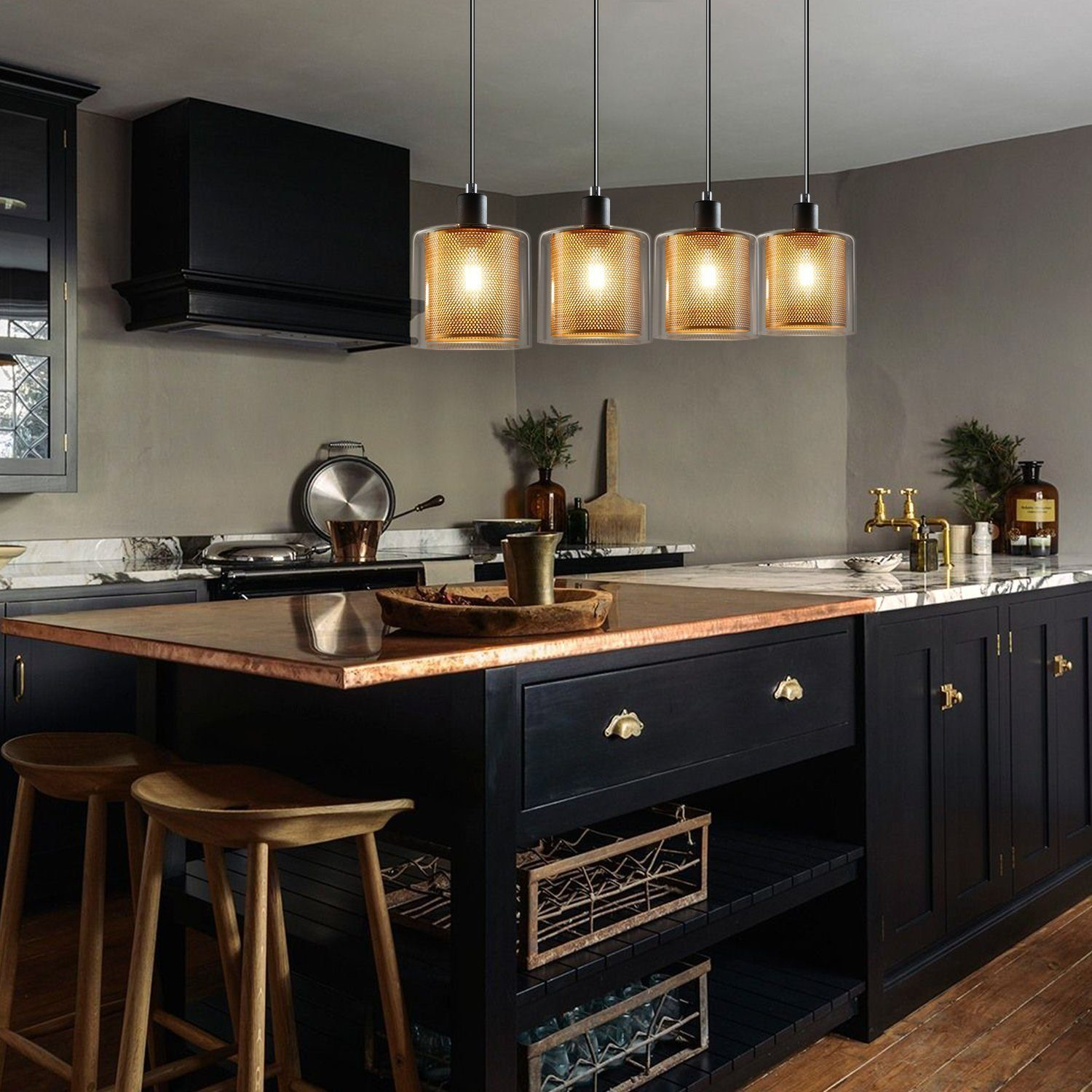 Kuchnia z czarnymi szafkami, miedzianym blatem, drewnianymi stołkami i lampami wiszącymi z siatkowymi kloszami.