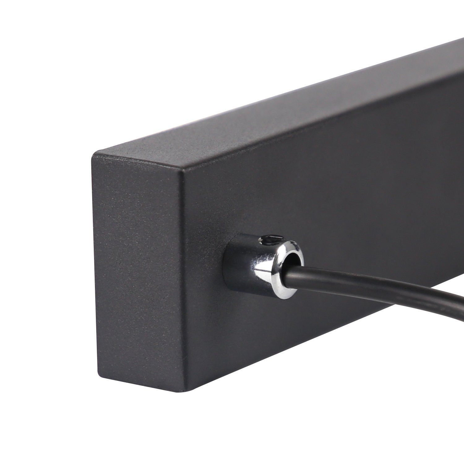 Zbliżenie czarnej, prostokątnej oprawy oświetleniowej z widocznym wejściem kablowym.