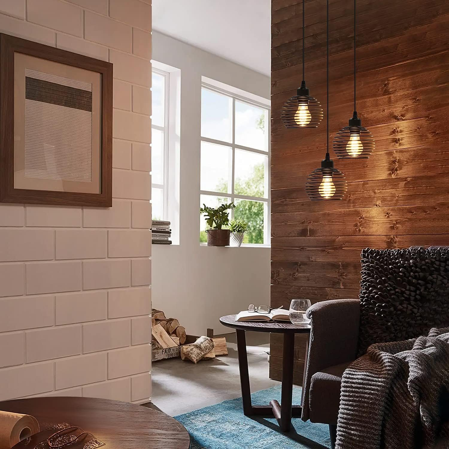 Salon z drewnianą ścianą, oprawionym obrazem i lampami wiszącymi. Widoczna sofa z kocem.