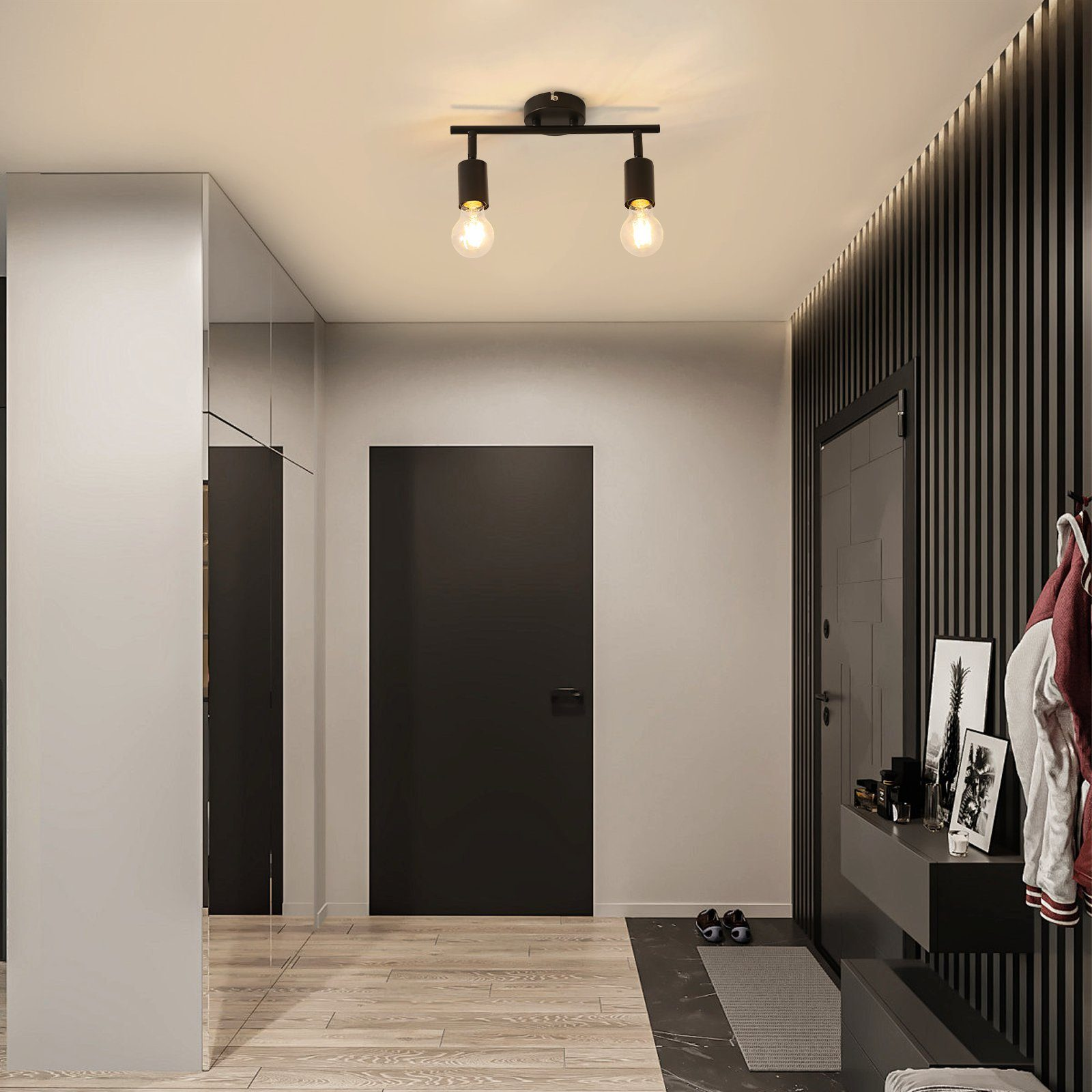 Korytarz z czarną lampą sufitową, drewnianą podłogą i lustrzanymi drzwiami.