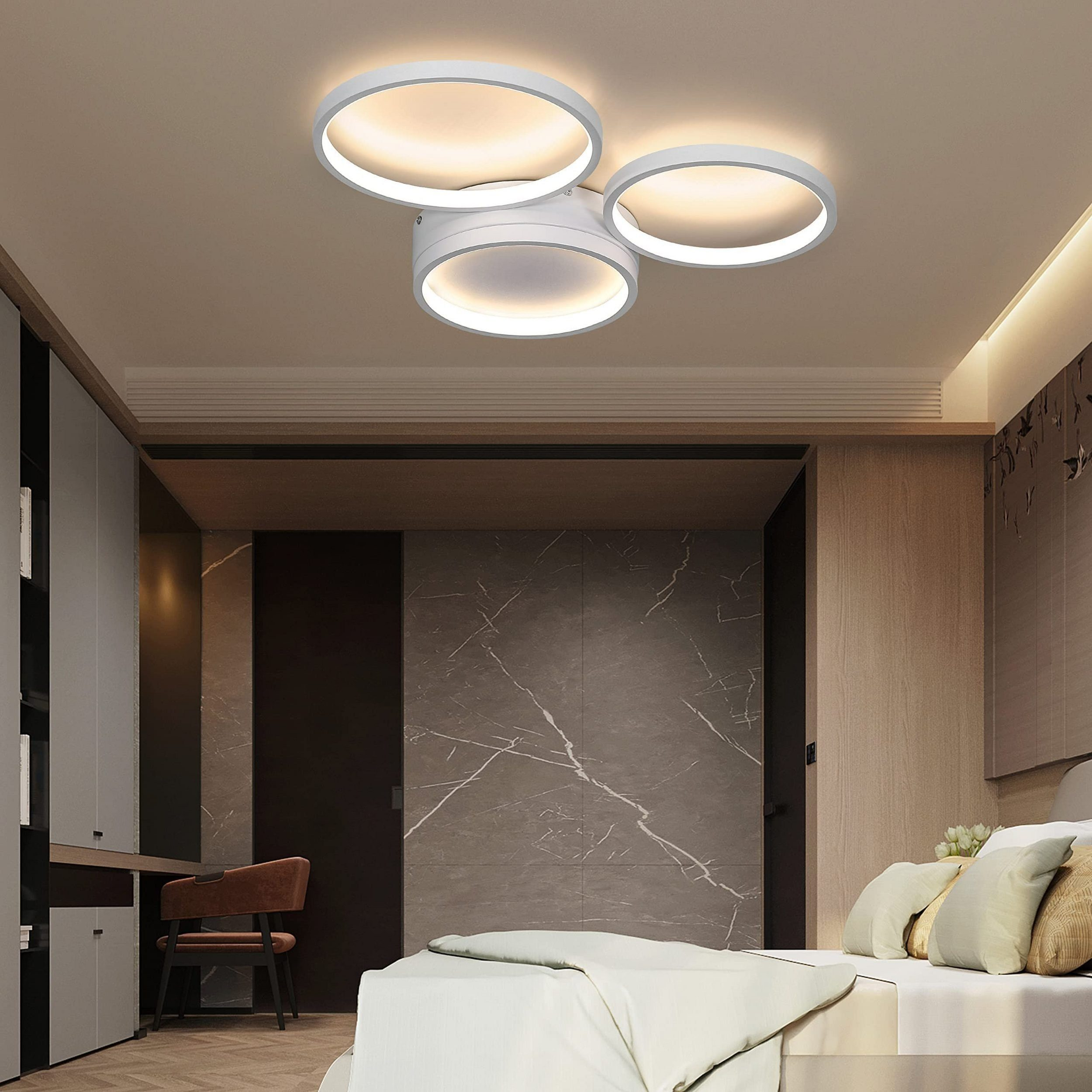 Biała nowoczesna lampa sufitowa z trzema okrągłymi światłami w sypialni.