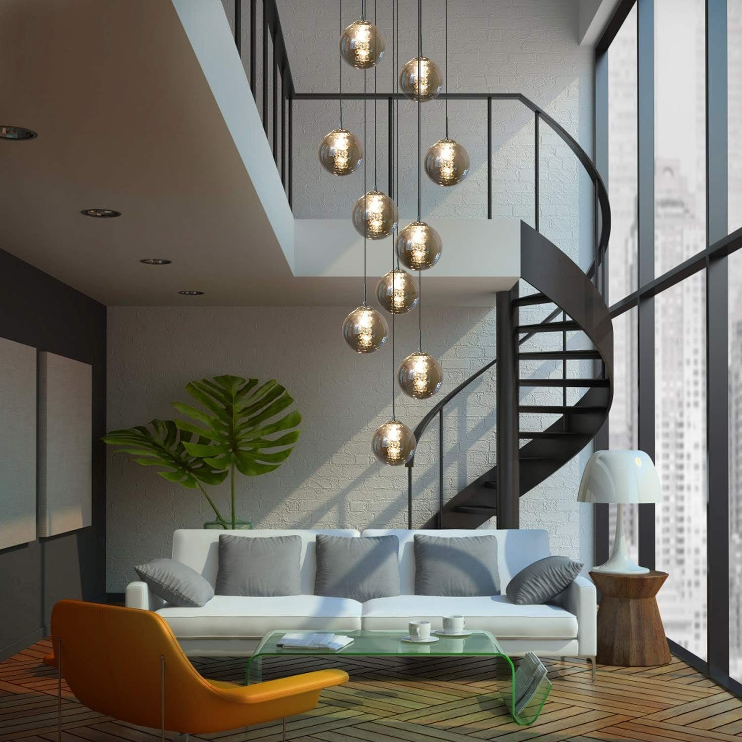 Nowoczesny salon ze spiralnymi schodami, szklanymi lampami kulistymi, białą sofą i dużym oknem z widokiem na miasto.