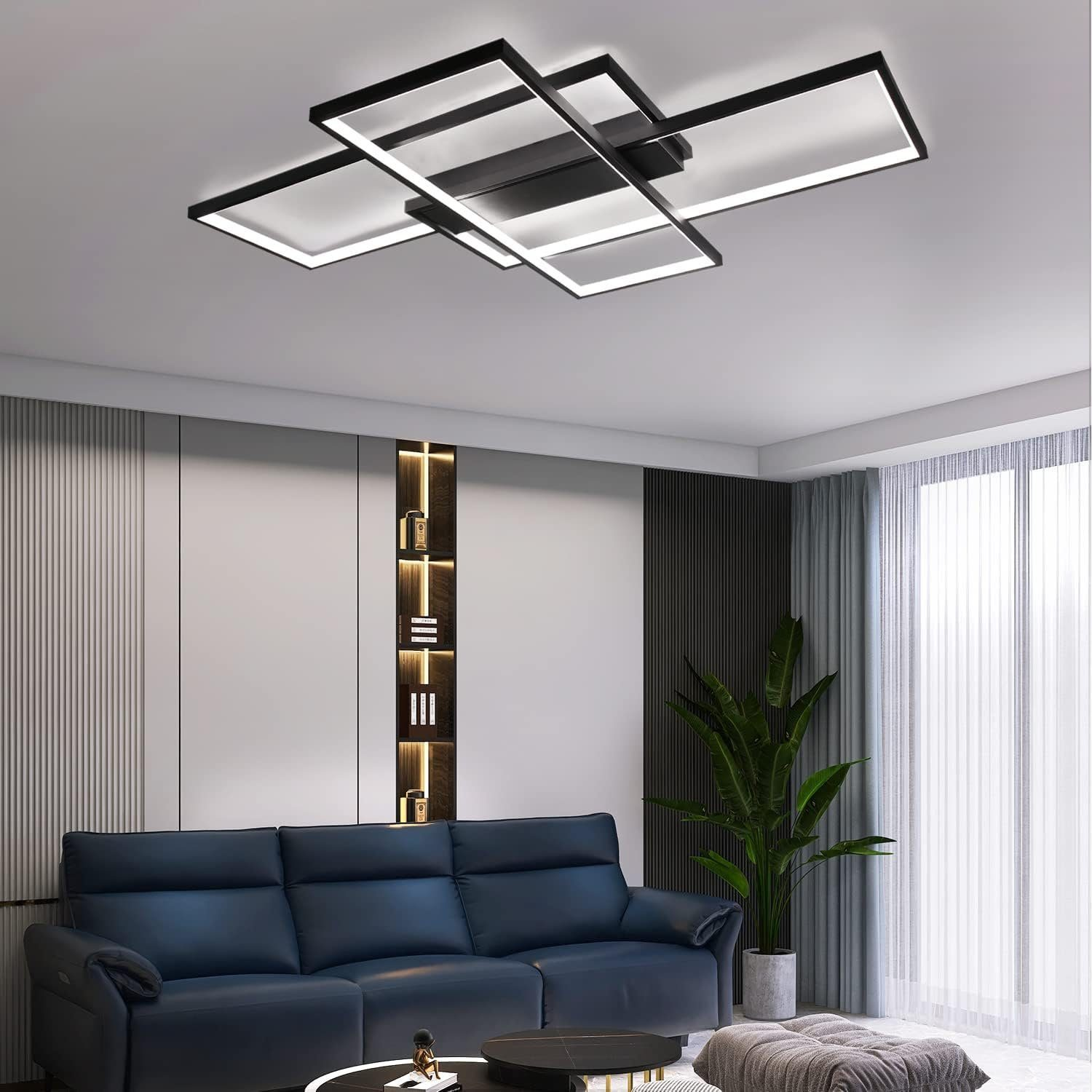 Lampada da soffitto nera con forme rettangolari su soffitto bianco. Scena d'interni.