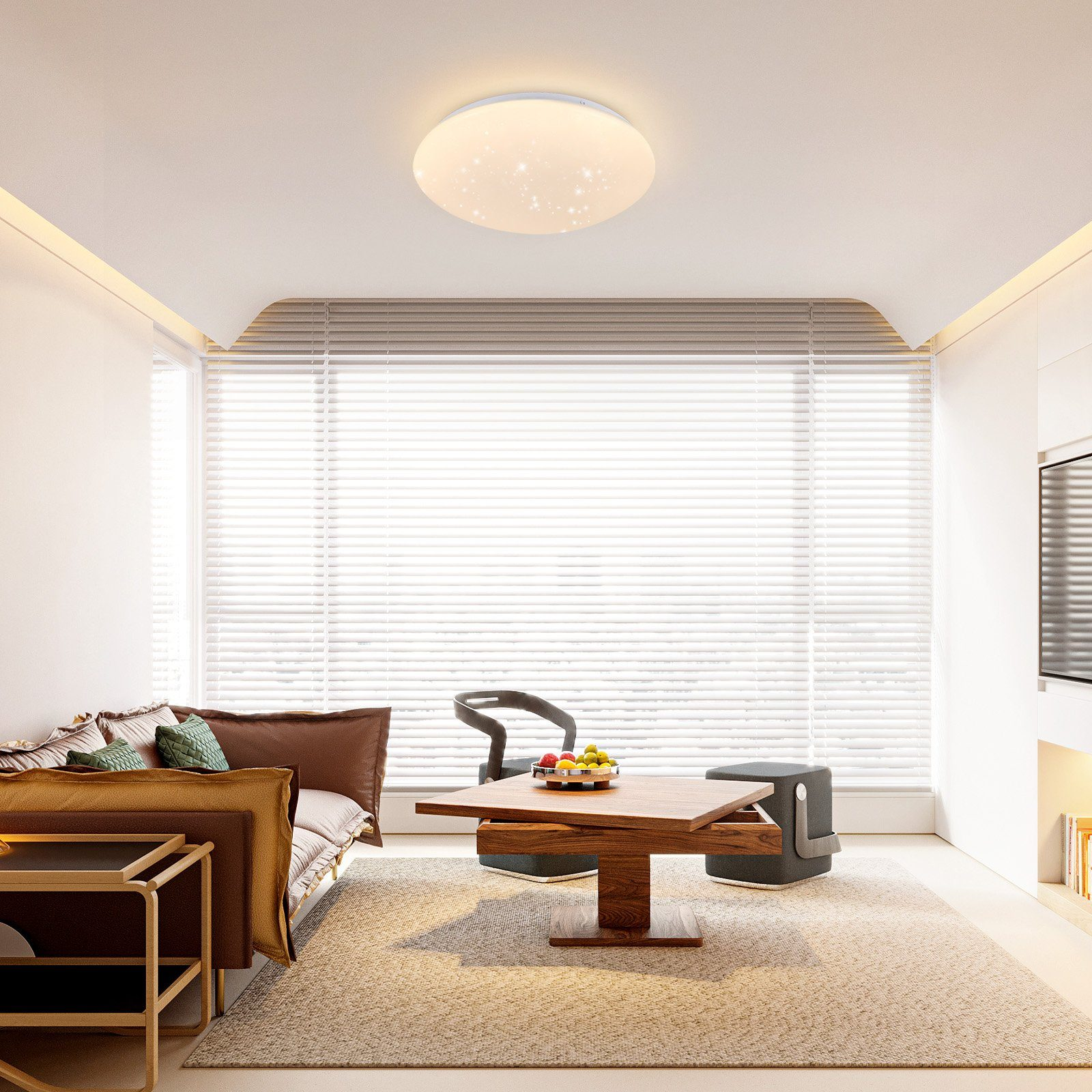 Salon z lampą sufitową, sofą, krzesłem, stołem i oknem z żaluzjami.