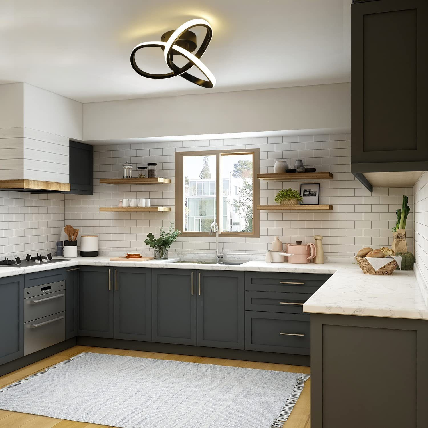 Nowoczesna kuchnia z szarymi szafkami, białym kafelkowym blatem i dekoracyjnym oświetleniem sufitowym. Okno i otwarte półki.
