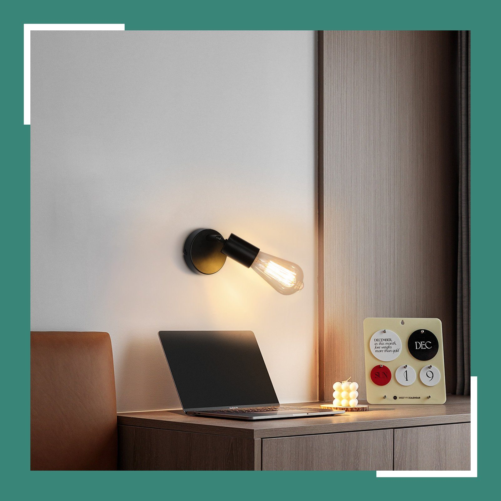 Lampa ścienna z czarną podstawą, żarówką Edisona i biurko z kalendarzem i laptopem.