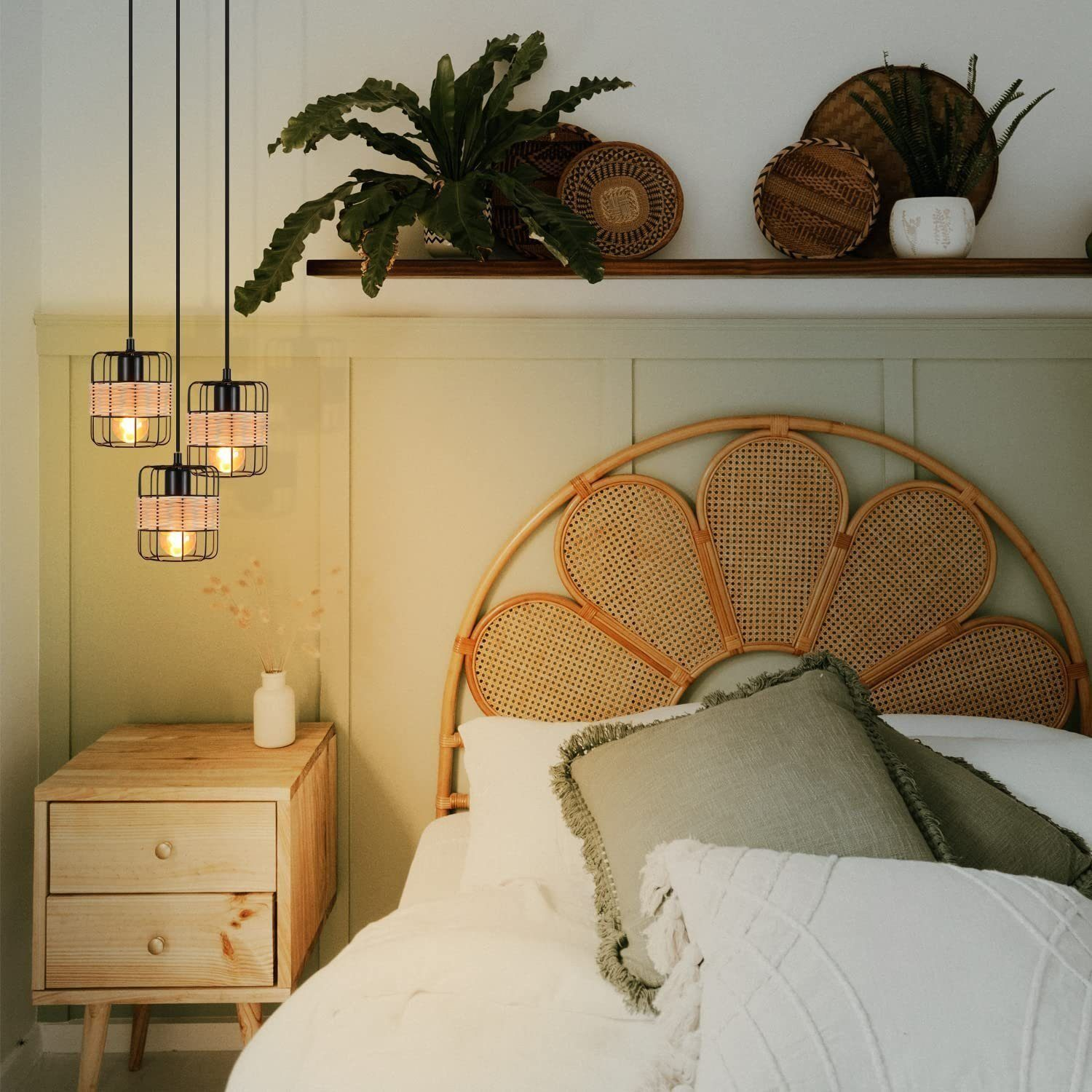Scena sypialni z lampami wiszącymi nad łóżkiem z wiklinowym zagłówkiem i roślinami.