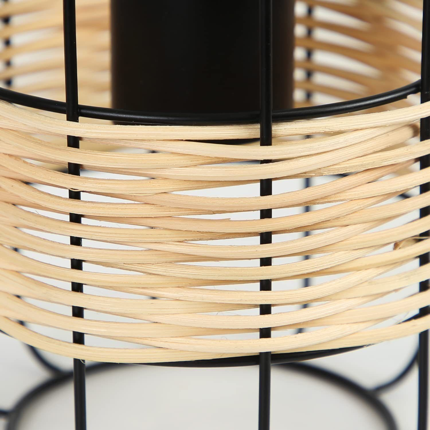 Zbliżenie na dekoracyjny metalowy kosz z plecionym, jasnobrązowym wzorem.