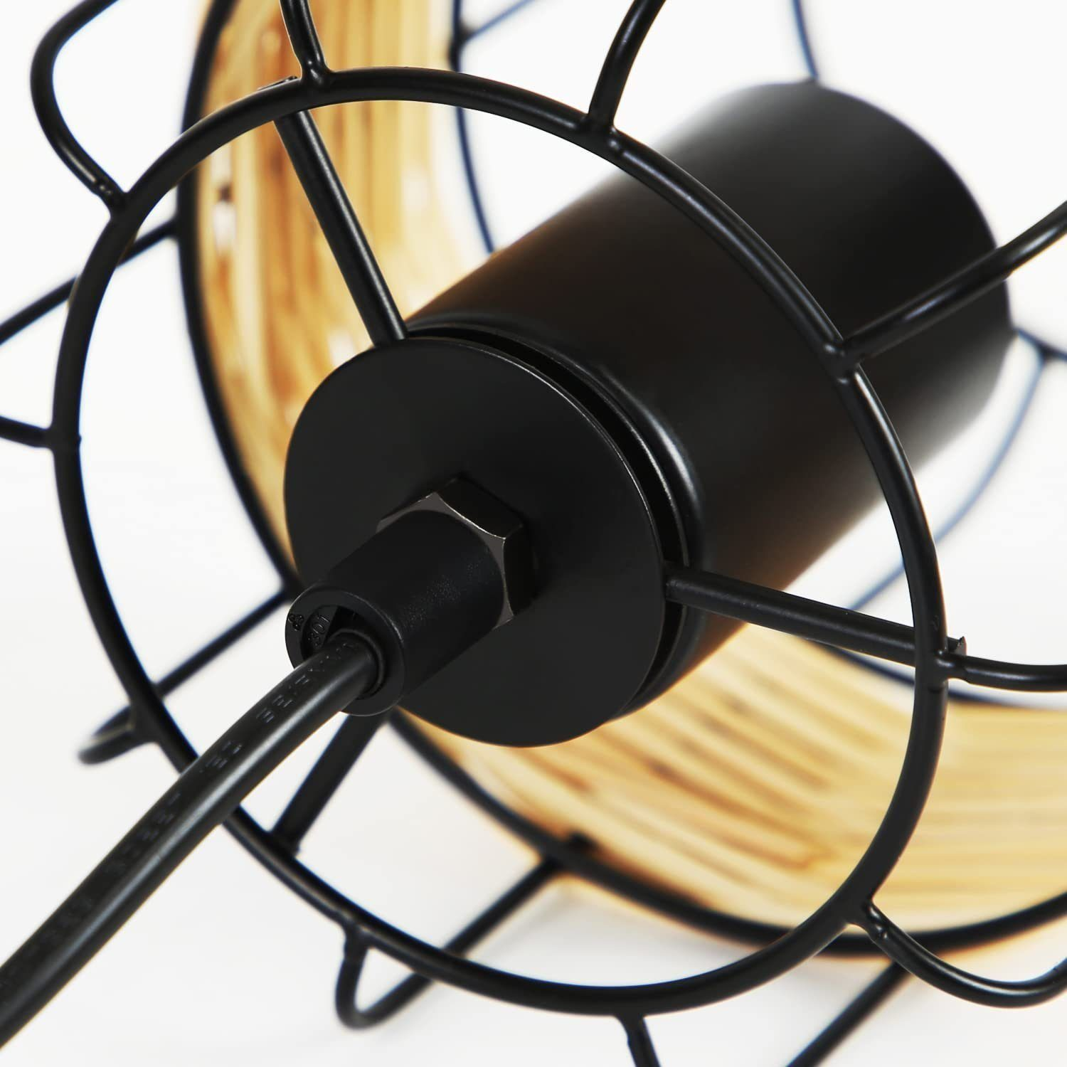 Zbliżenie czarnej metalowej oprawy lampy z czarnym kablem. Widoczny jest tkany bambusowy klosz.