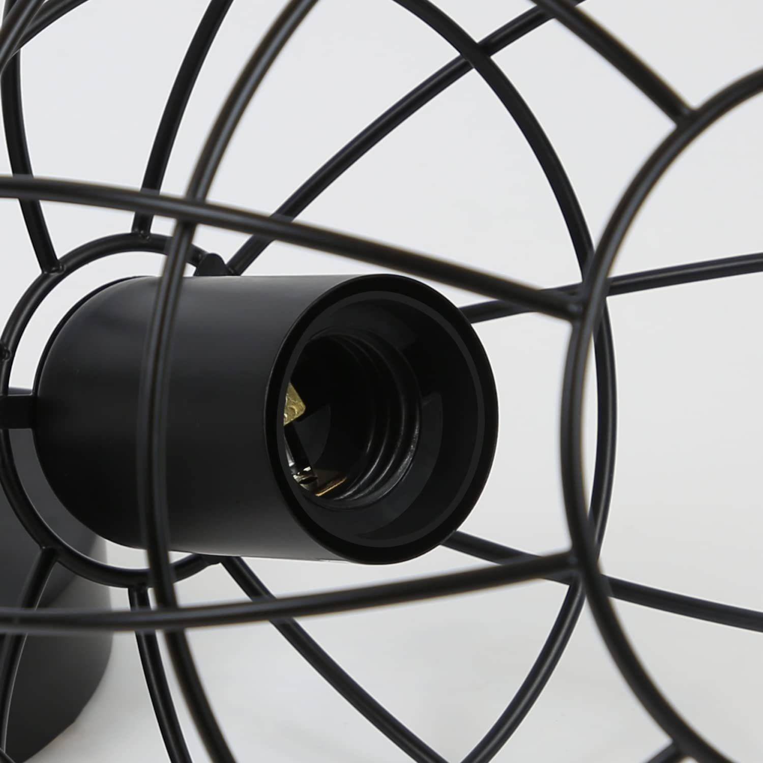 Zbliżenie czarnej oprawki żarówki z klatką.