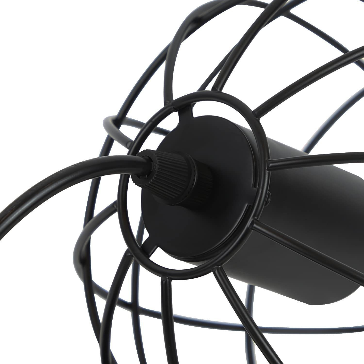 Zbliżenie czarnej lampy wiszącej w klatce drucianej. Żarówka jest w środku.