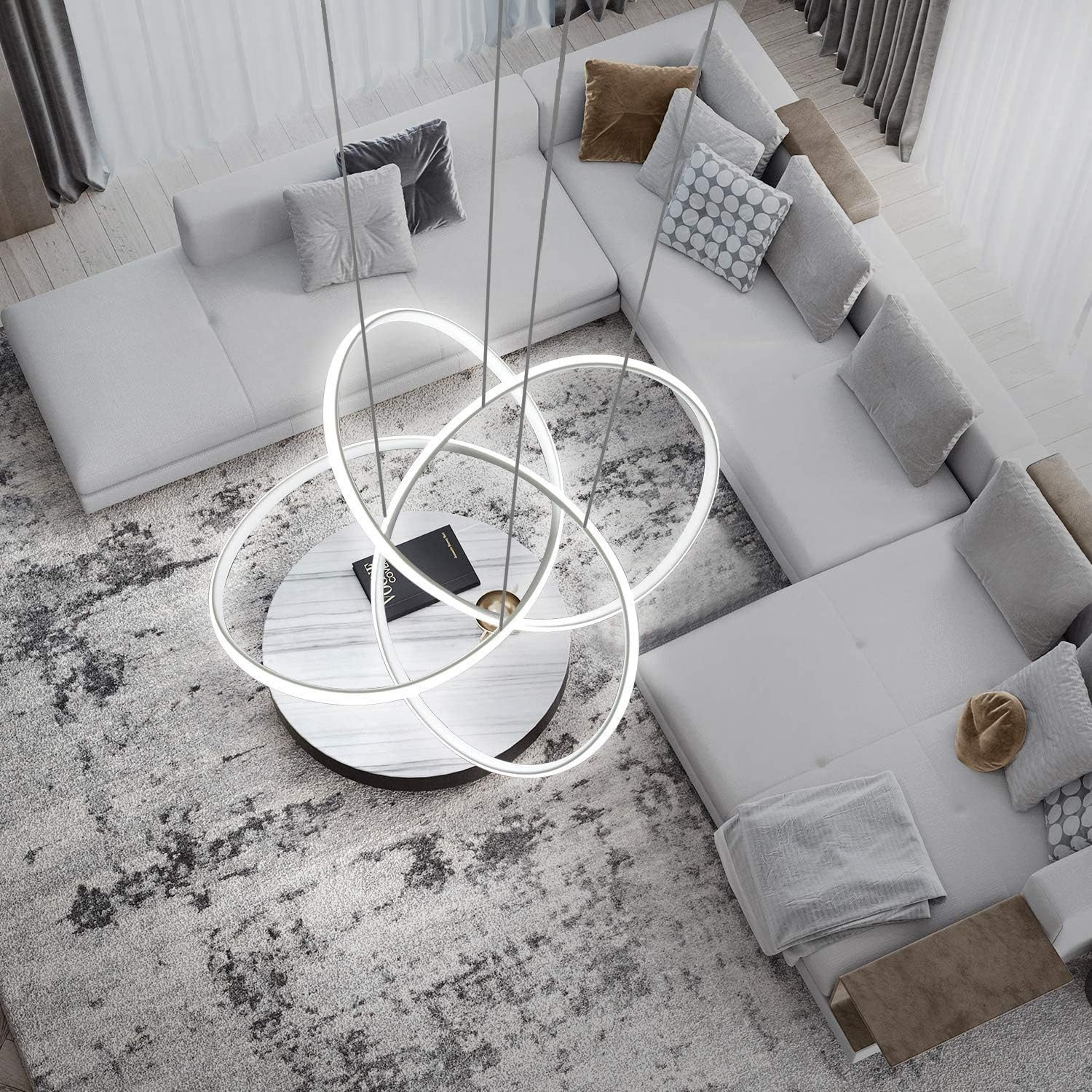 Widok z góry na salon z sofą w kształcie litery L, dywanem i okrągłym żyrandolem.