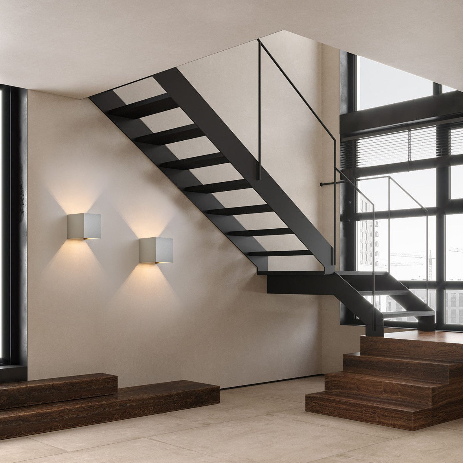 Nowoczesne wnętrze ze schodami. Dwa białe kwadratowe światła na ścianie. Drewniane stopnie i czarna balustrada.