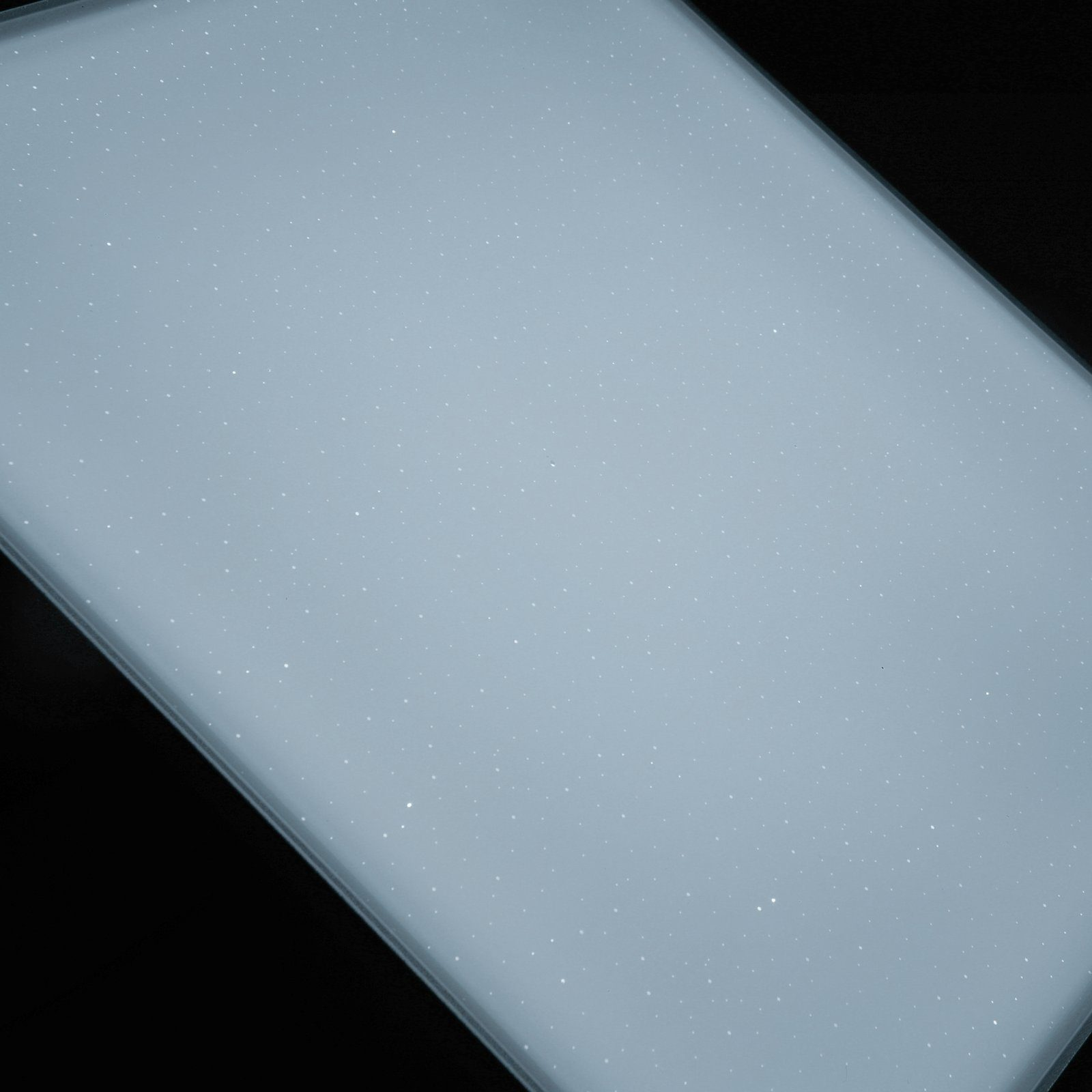 Kwadratowy, jasnoniebieski panel LED, lekko pochylony z ciemnym tłem.