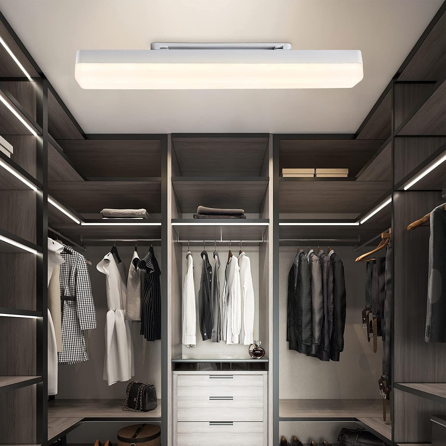 Długa prostokątna oprawa LED w szafie. Szafa ma wiszące ubrania i wbudowane półki.