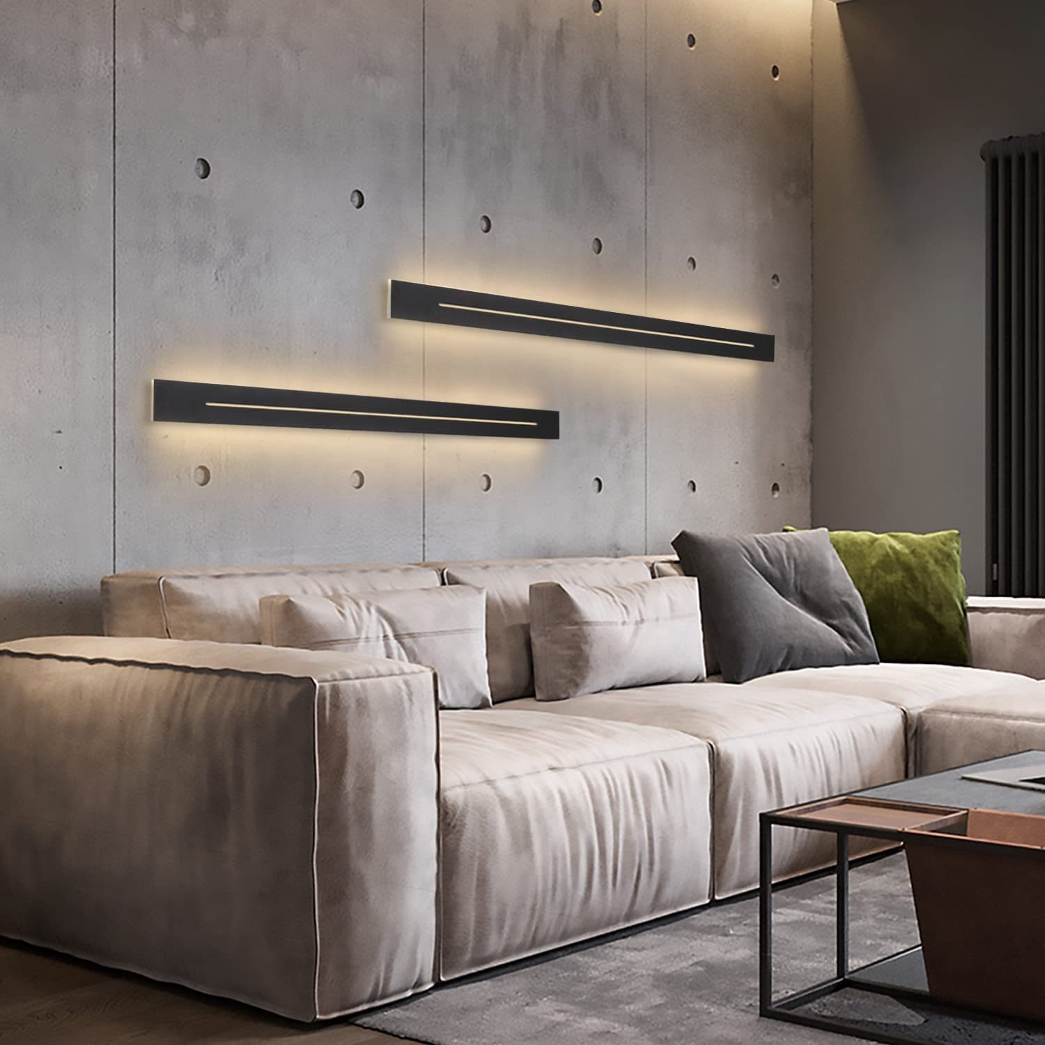 Dwie czarne lampy ścienne na szarej ścianie w salonie.