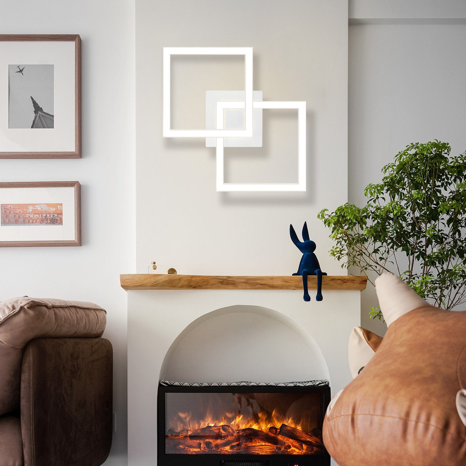 Biała ściana z trzema kwadratowymi światłami, niebieskim królikiem i kominkiem.