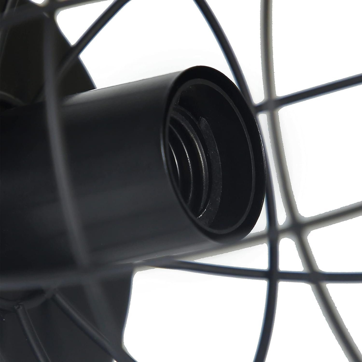 Zbliżenie czarnego, cylindrycznego elementu wentylatora. Czarna, druciana rama tworzy zewnętrzną strukturę wentylatora.