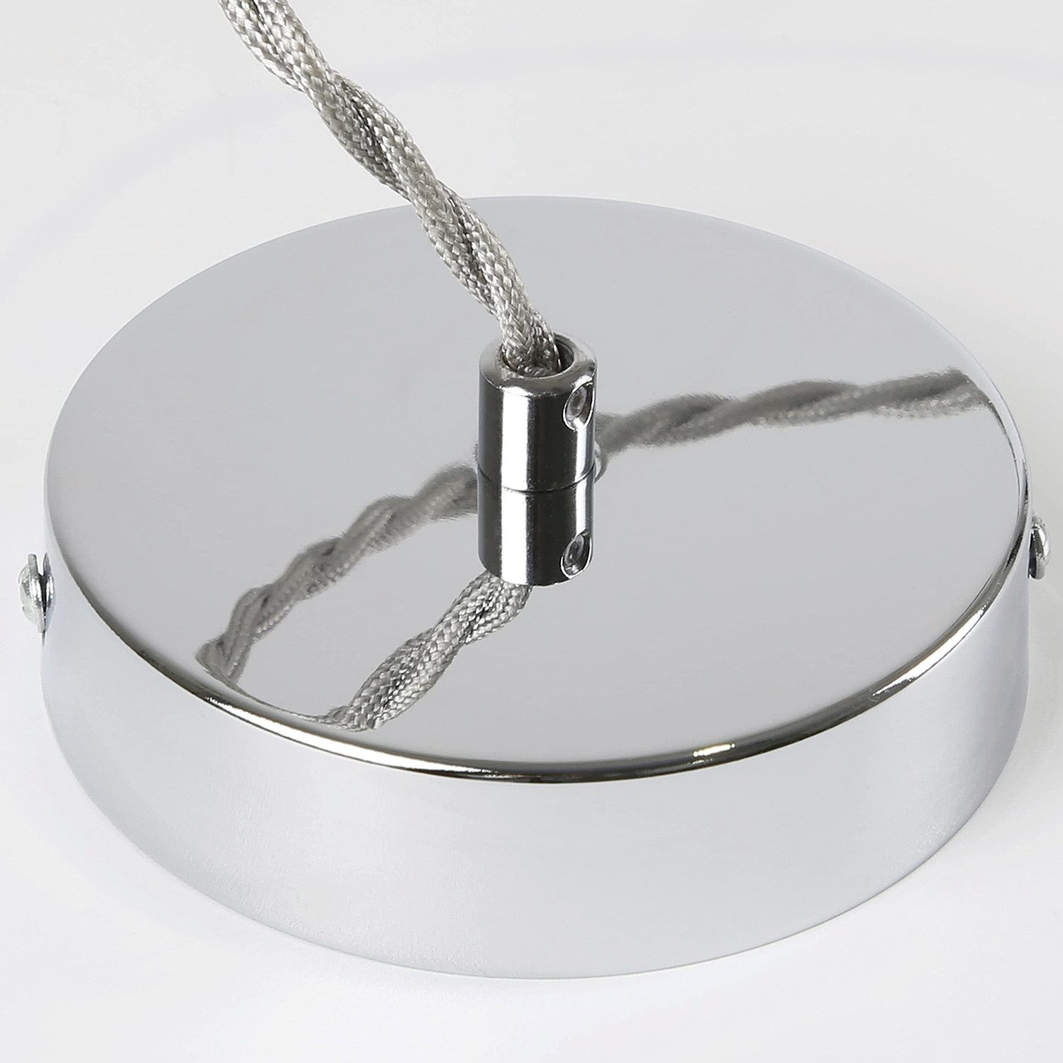 Obraz przedstawia górną część chromowanej oprawy oświetleniowej, srebrny kabel i białe tło.