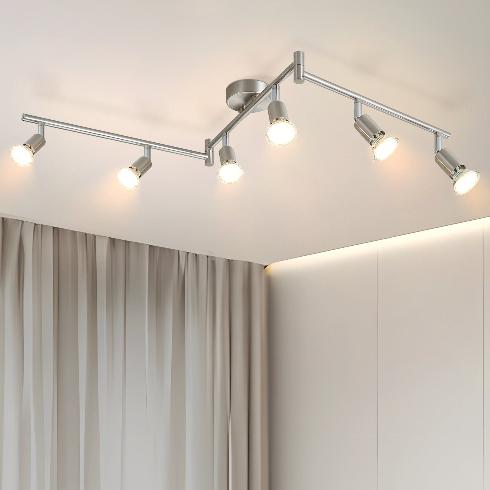 Sufit z wieloma reflektorami ustawionymi w rzędzie.