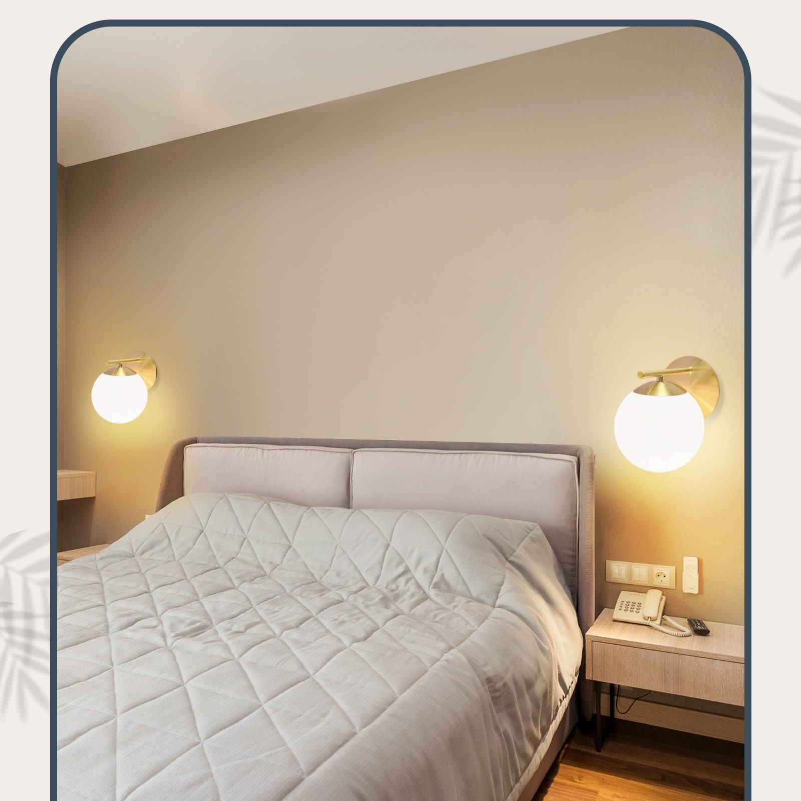 Dwie kuliste lampy naścienne. Widoczne jest łóżko z białą pościelą i szafką nocną.