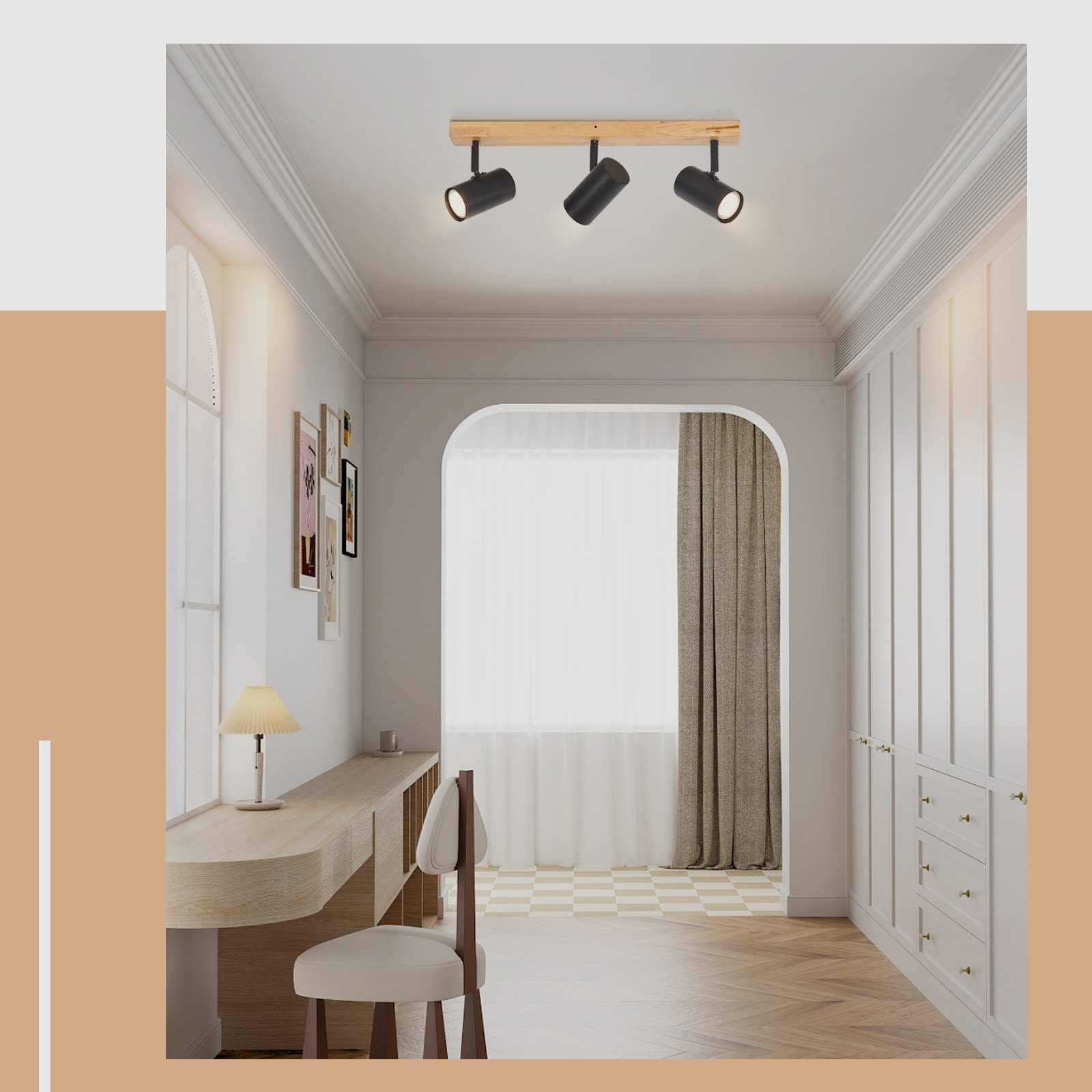 Un ingresso con scrivania, specchio e tre faretti su una trave di legno. Lo spazio è dipinto e decorato.
