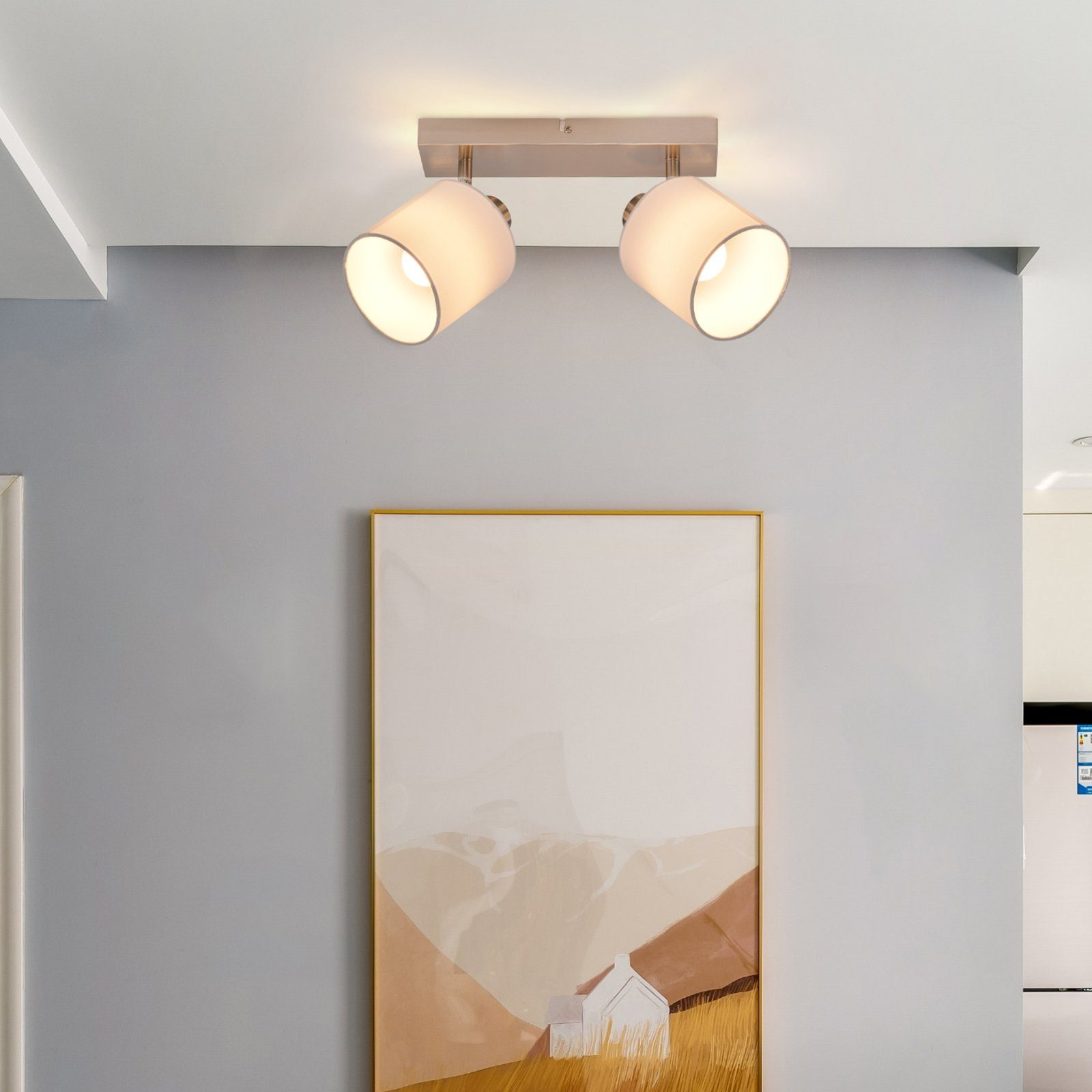 Dwie białe lampy są zamontowane na suficie. Klosze są białe.