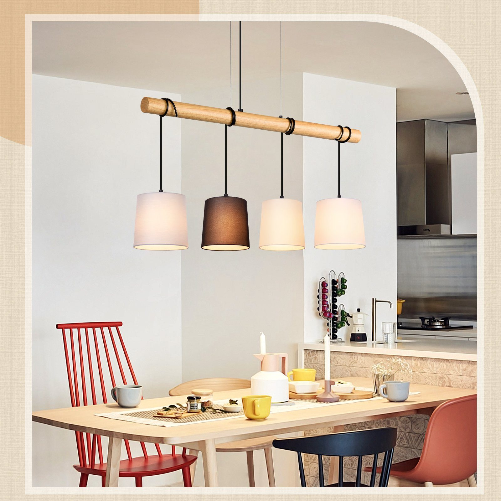 Esszimmer mit Holztisch, Pendelleuchten und bunten Stühlen. Weiße Wand im Hintergrund.